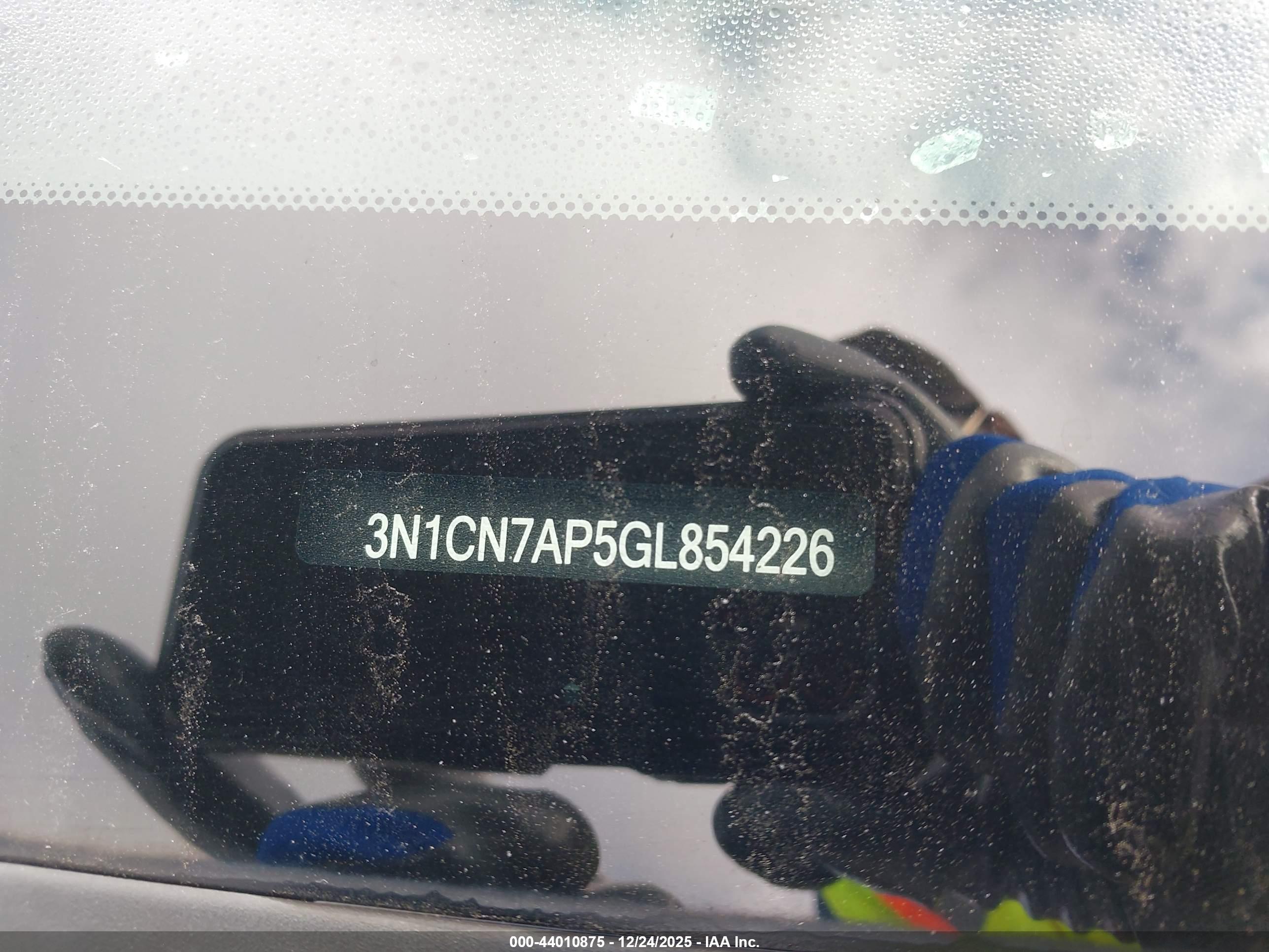 NISSAN VERSA image 9