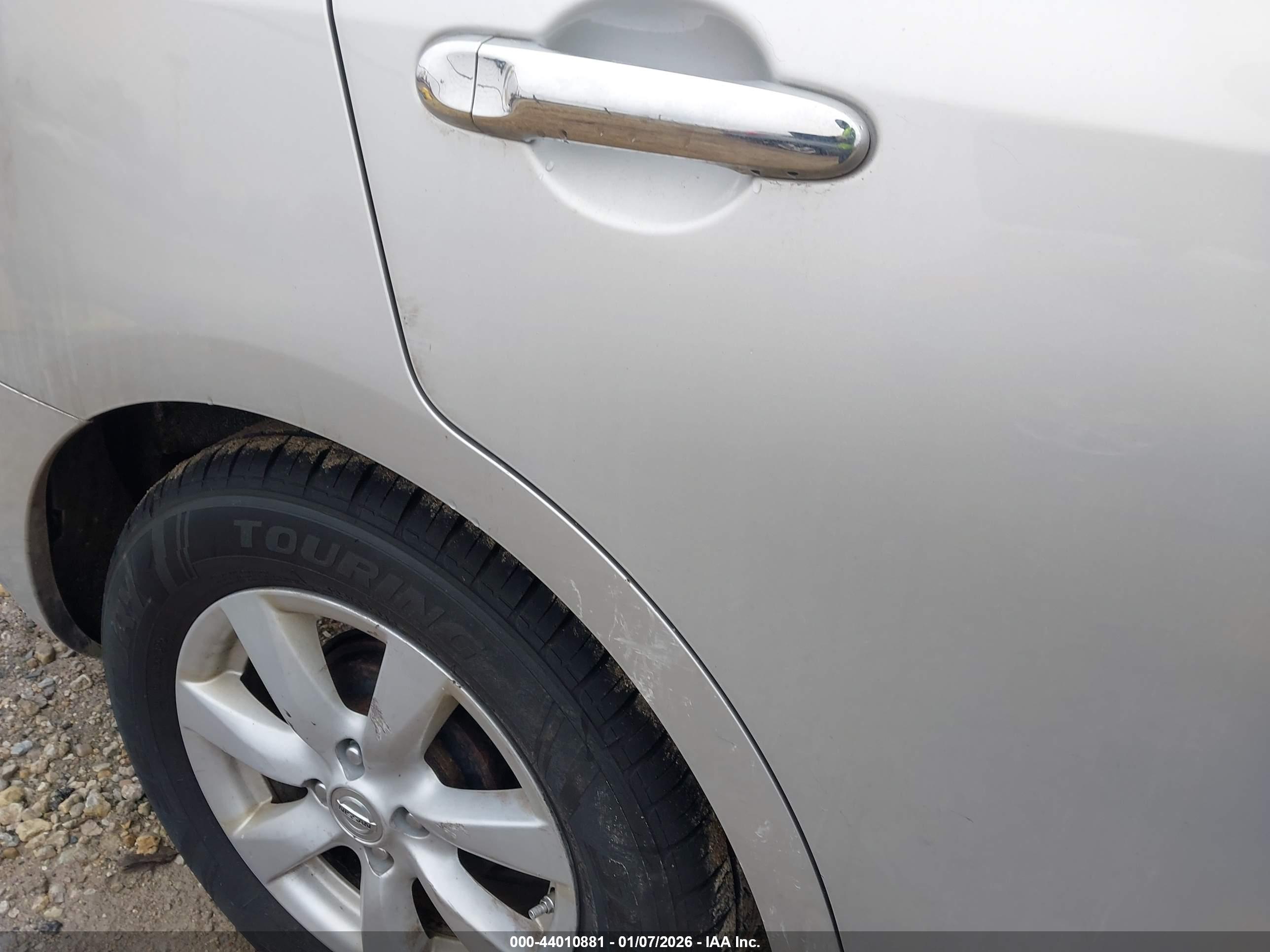 NISSAN VERSA image 6