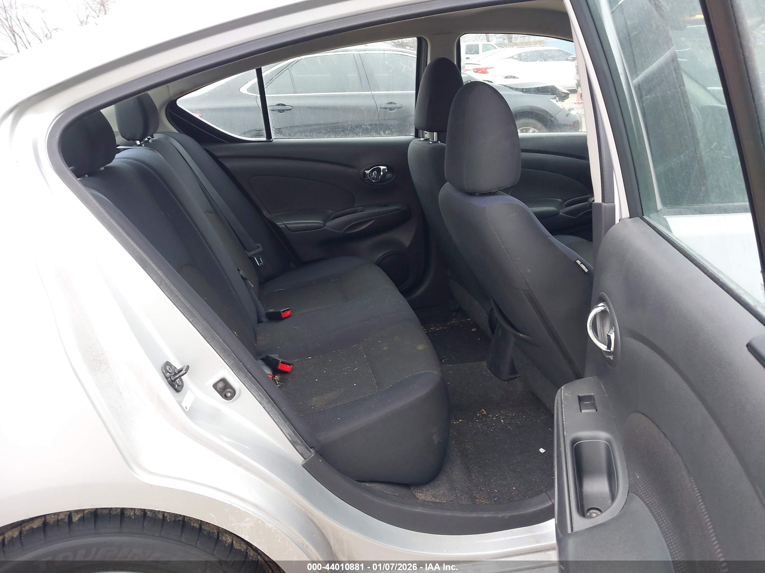 NISSAN VERSA image 8
