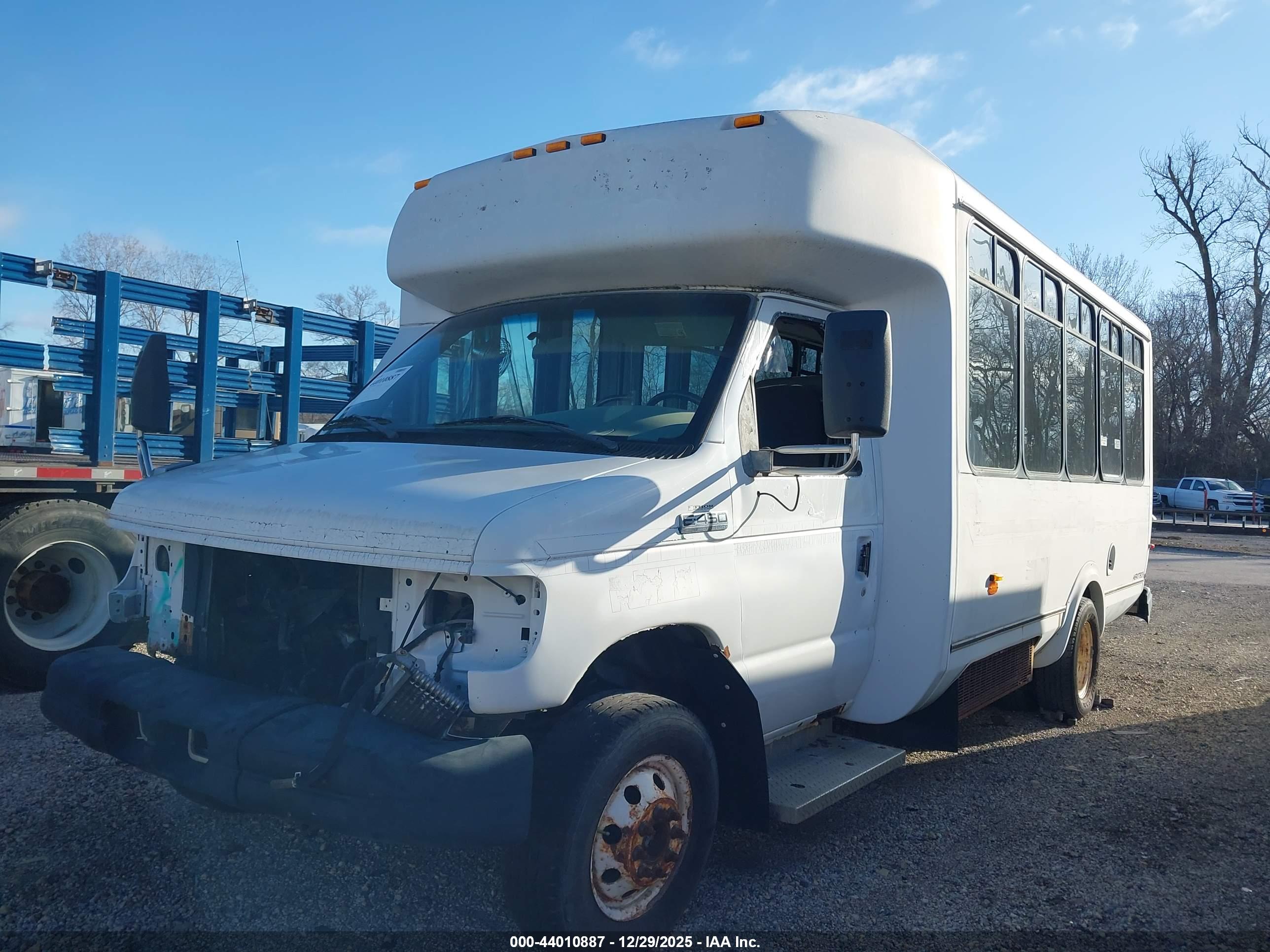 FORD E-450 image 2