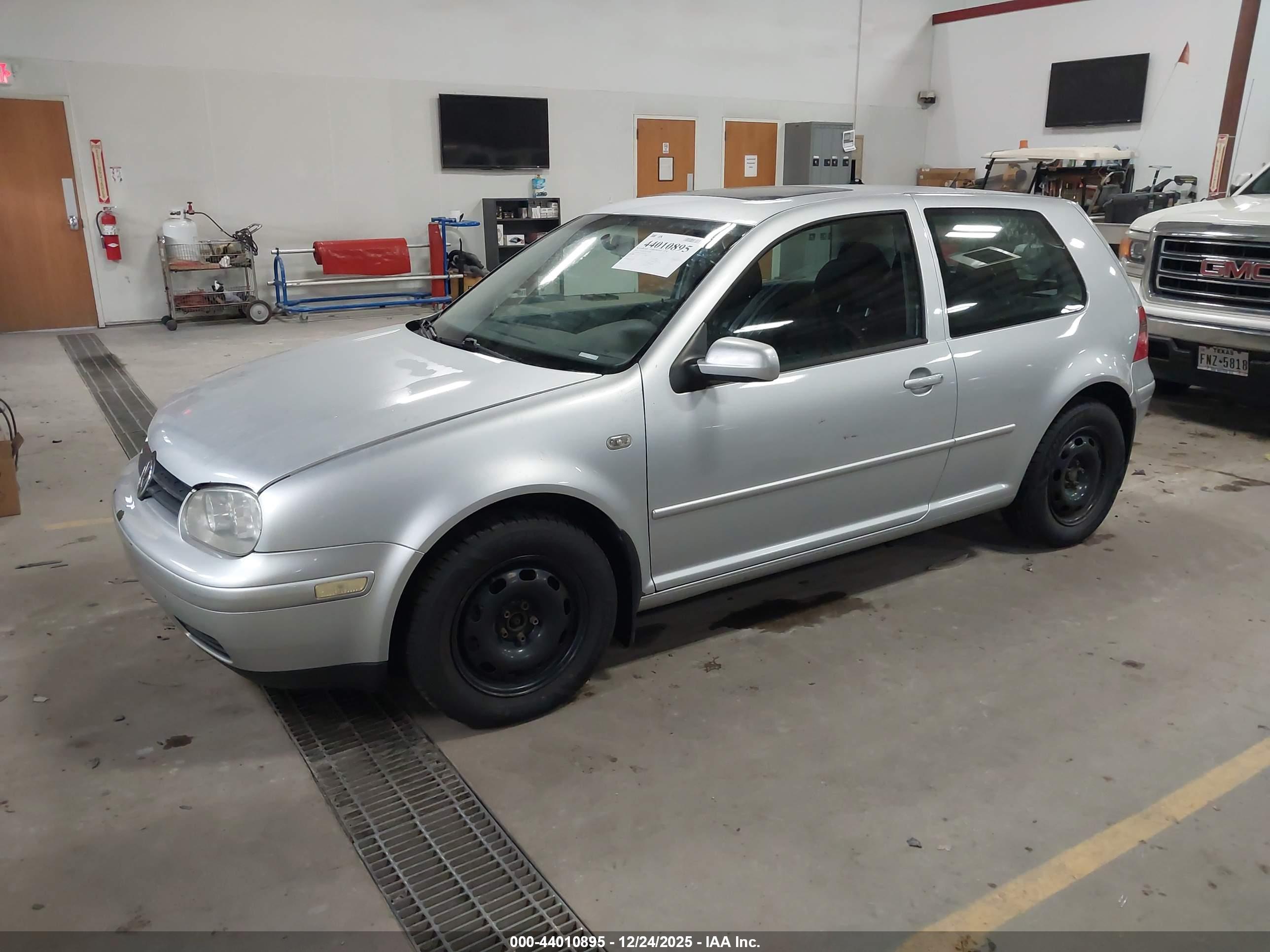 VOLKSWAGEN GTI image 2