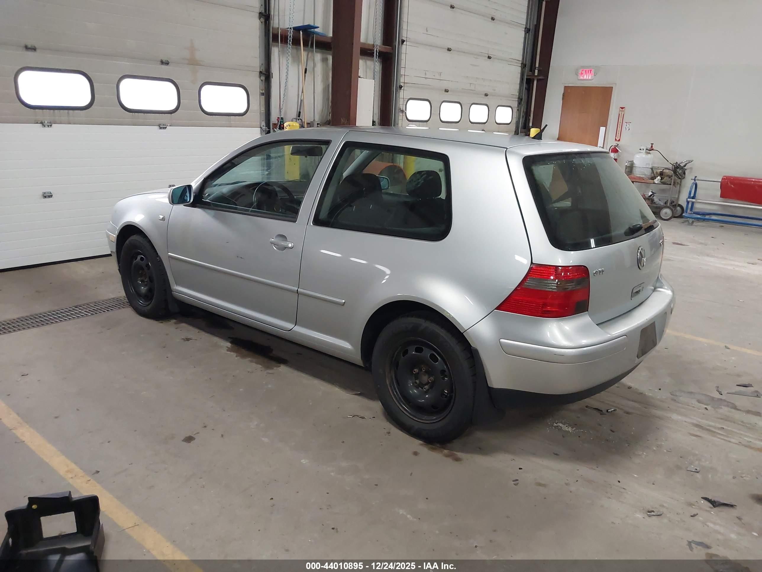 VOLKSWAGEN GTI image 3