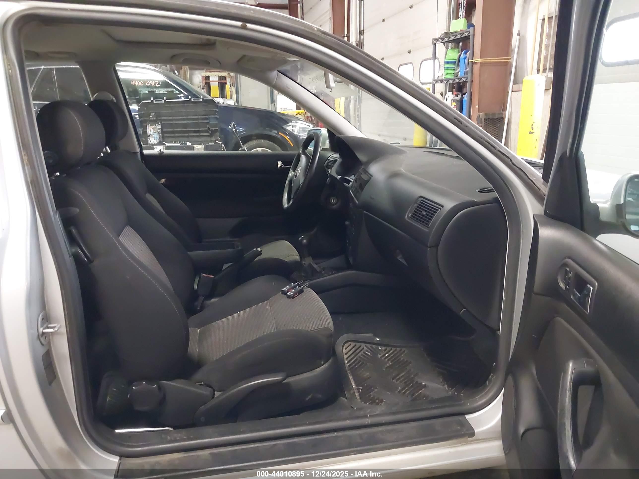 VOLKSWAGEN GTI image 5