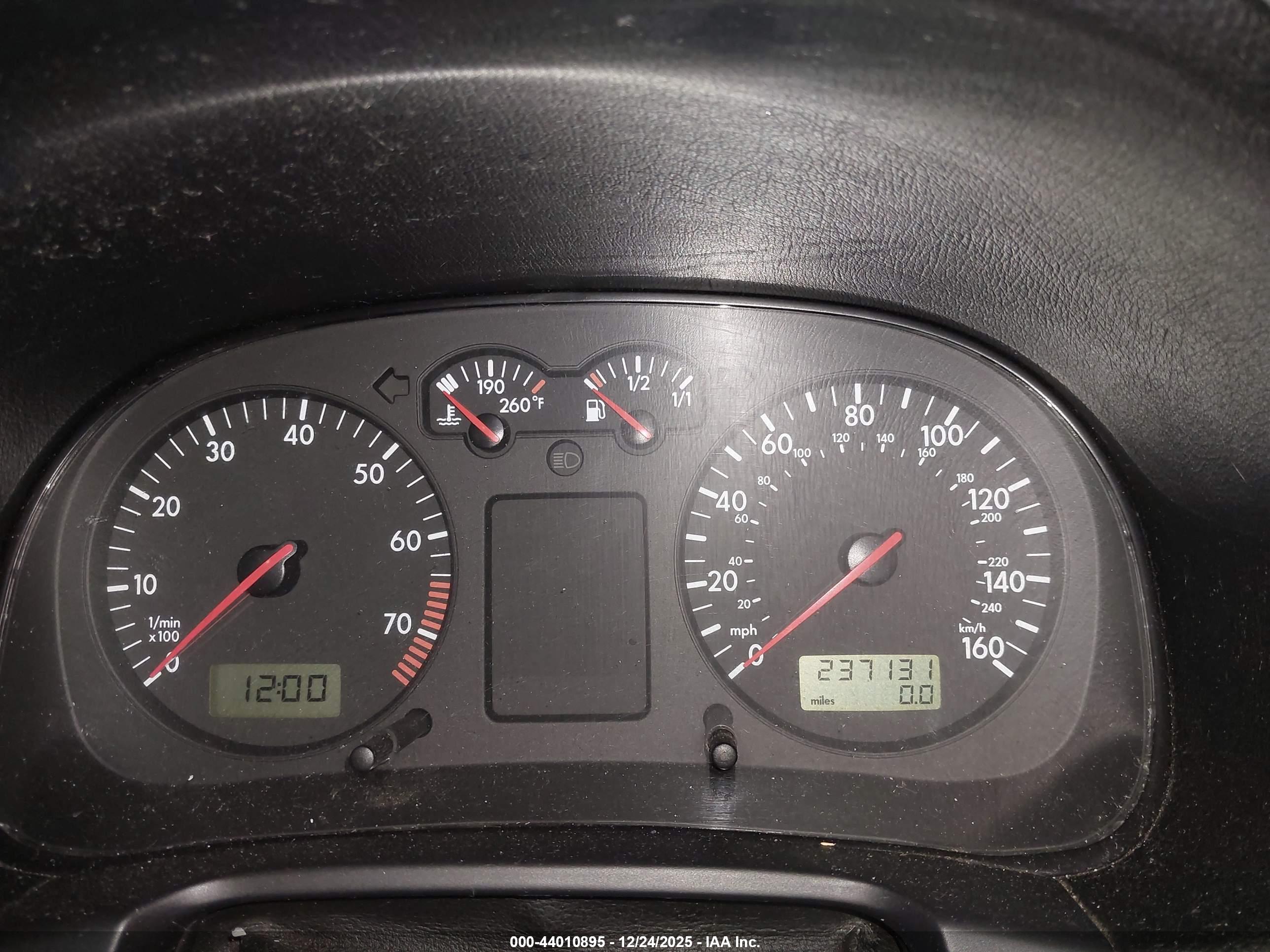 VOLKSWAGEN GTI image 7