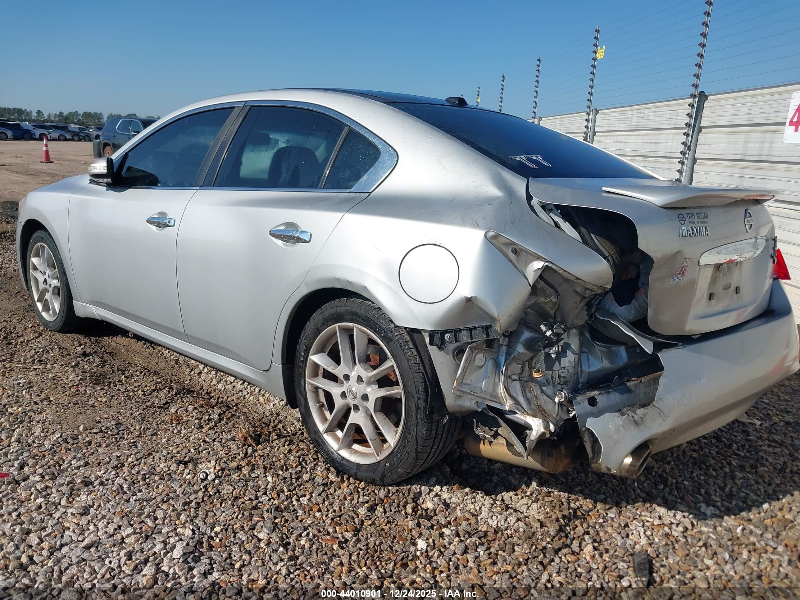 NISSAN MAXIMA image 3