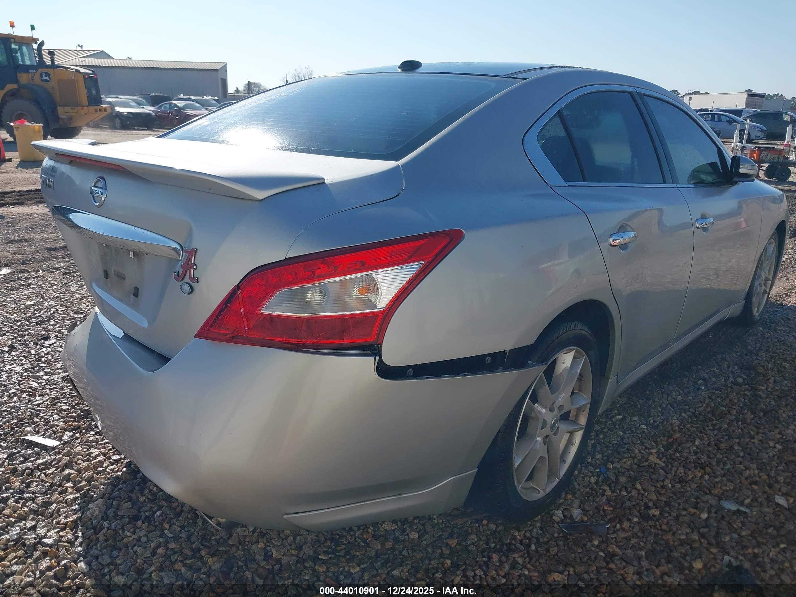 NISSAN MAXIMA image 4