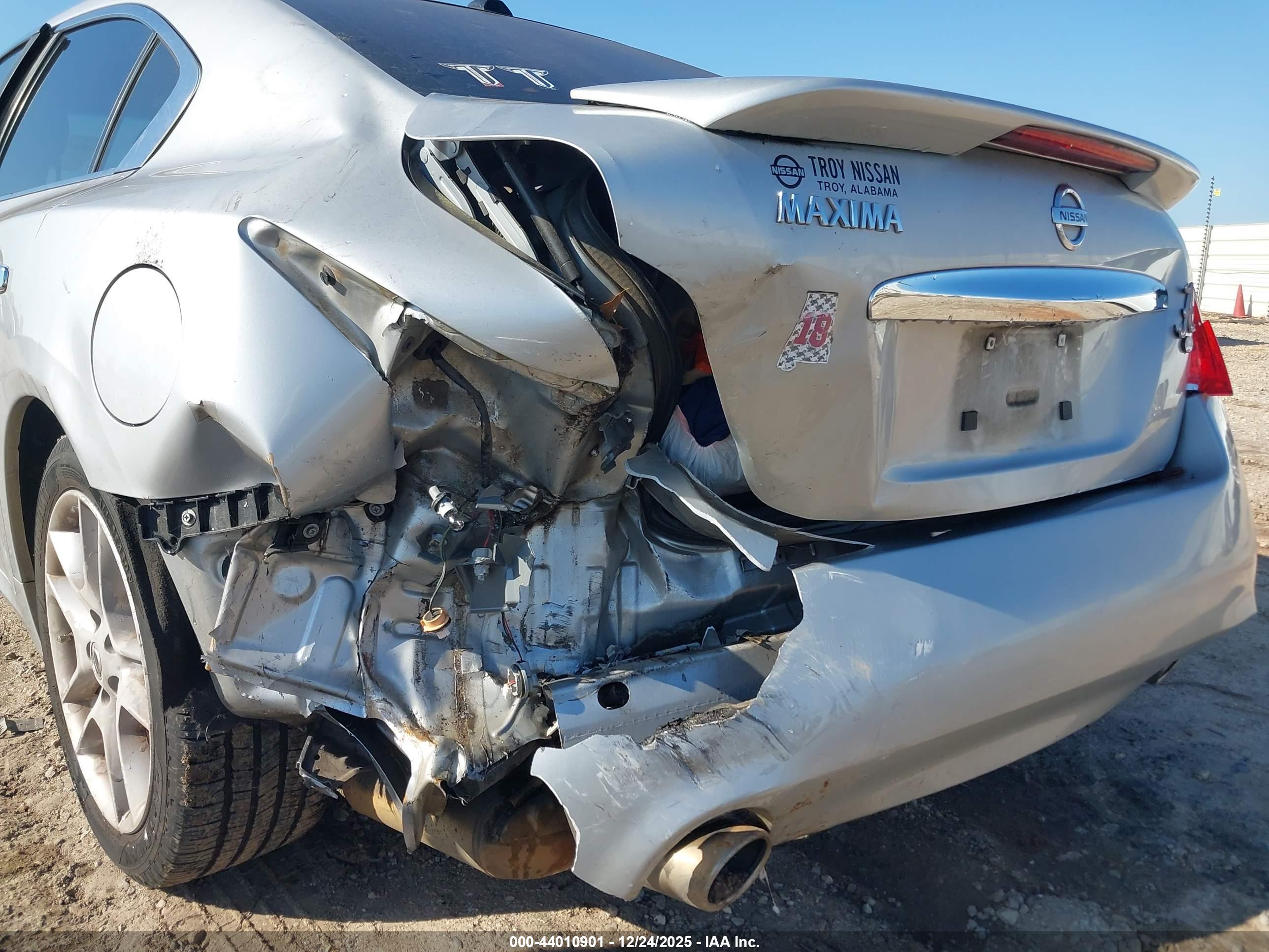 NISSAN MAXIMA image 6