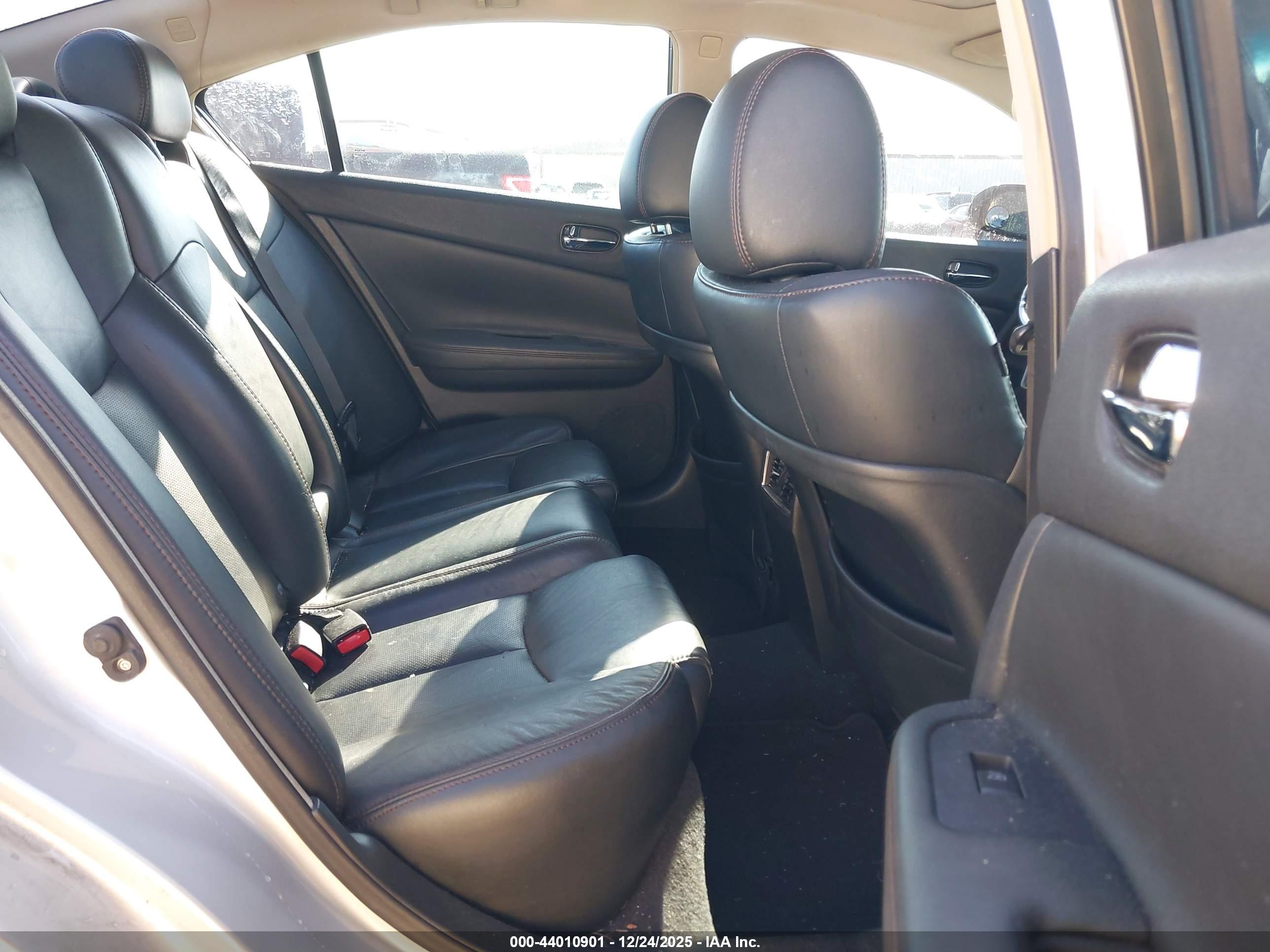 NISSAN MAXIMA image 8