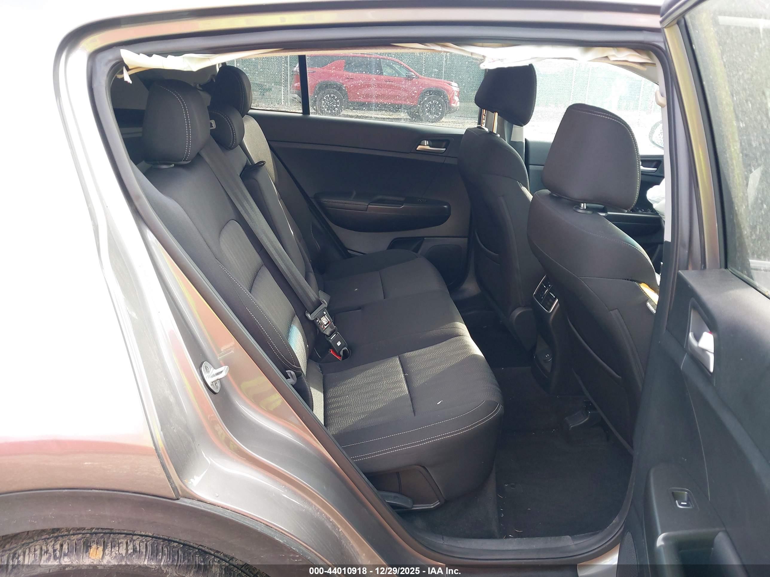 KIA SPORTAGE image 8