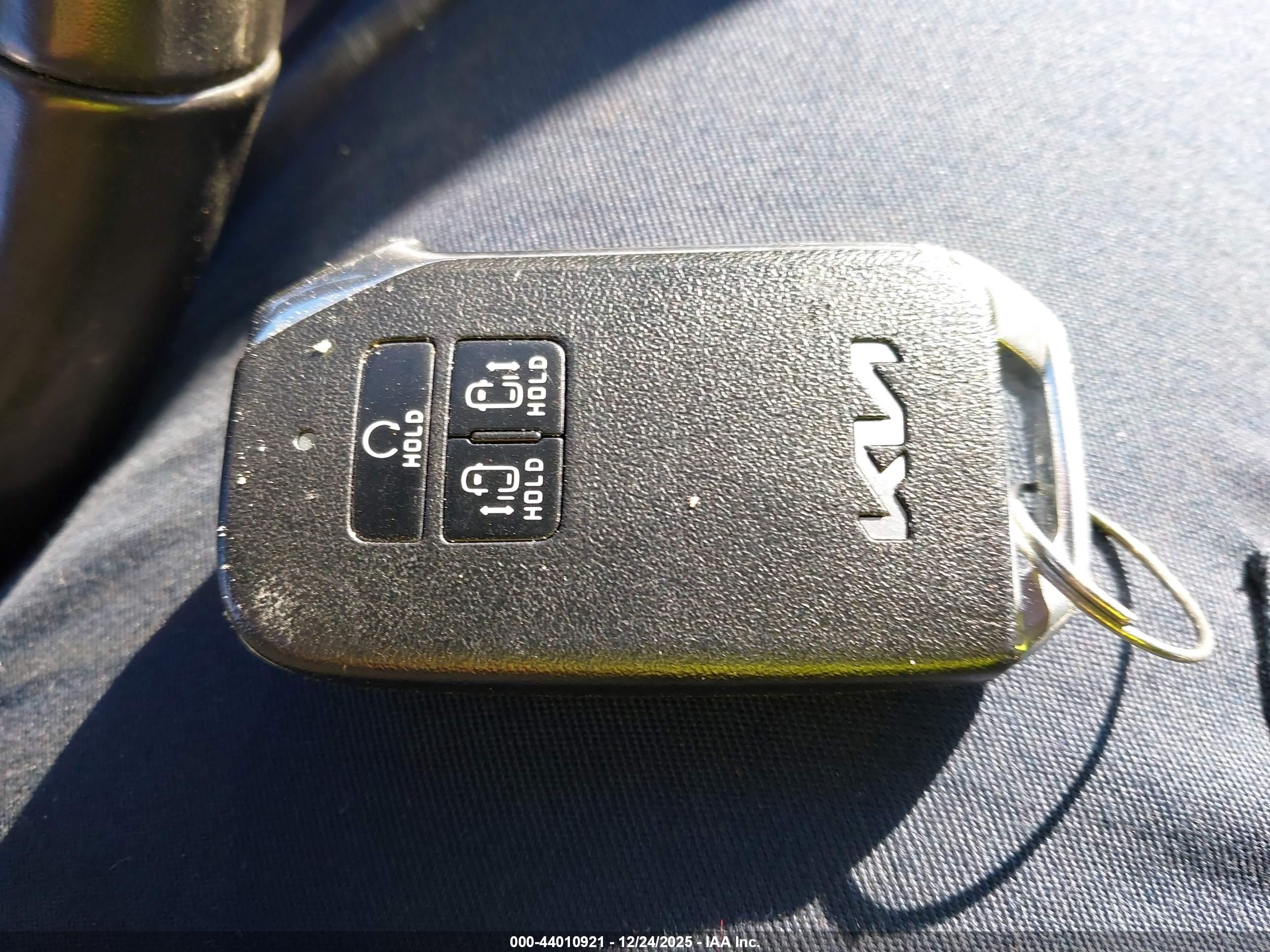 KIA CARNIVAL image 11