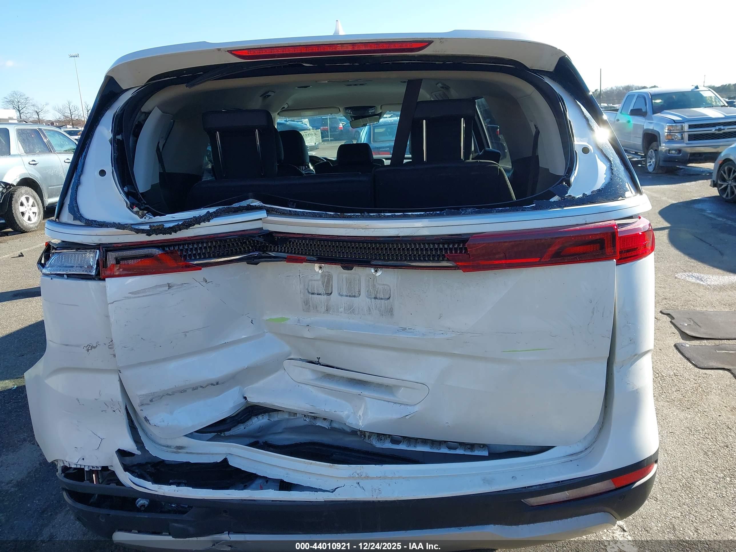 KIA CARNIVAL image 6