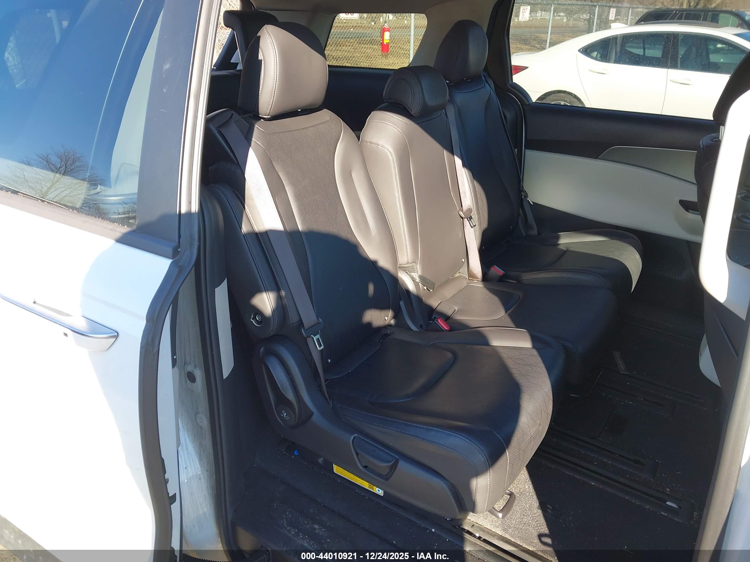 KIA CARNIVAL image 8