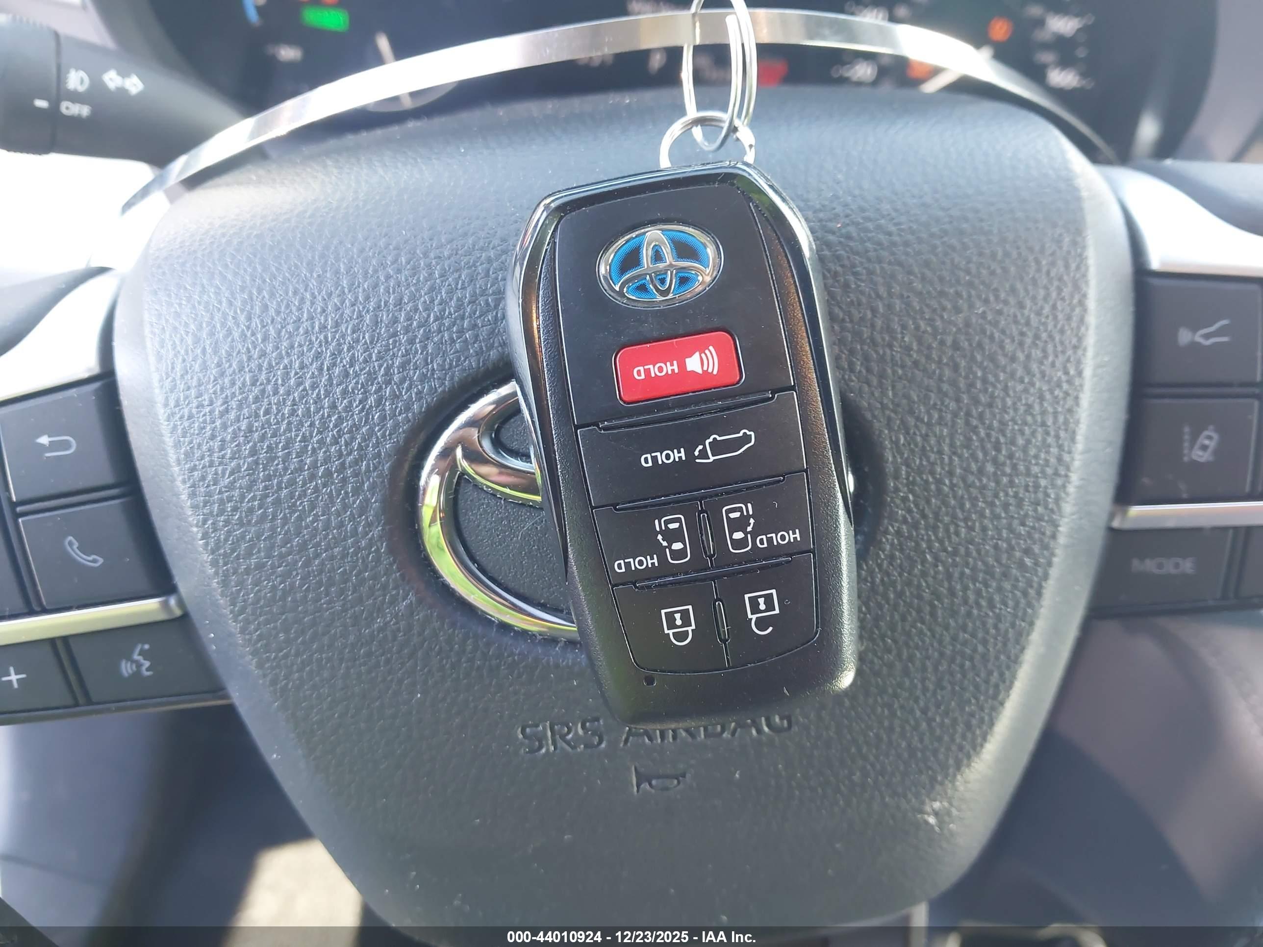 TOYOTA SIENNA image 11