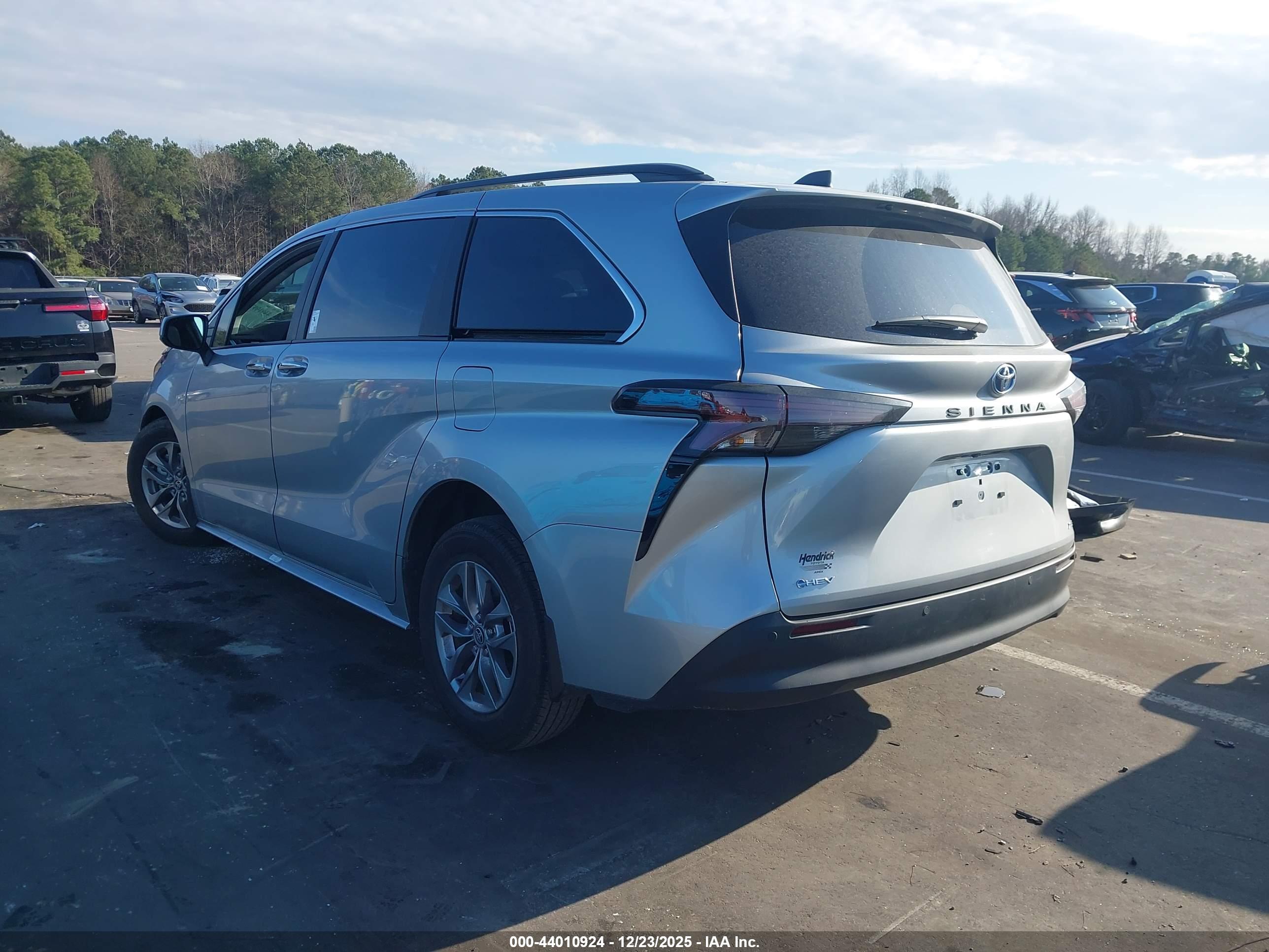 TOYOTA SIENNA image 3