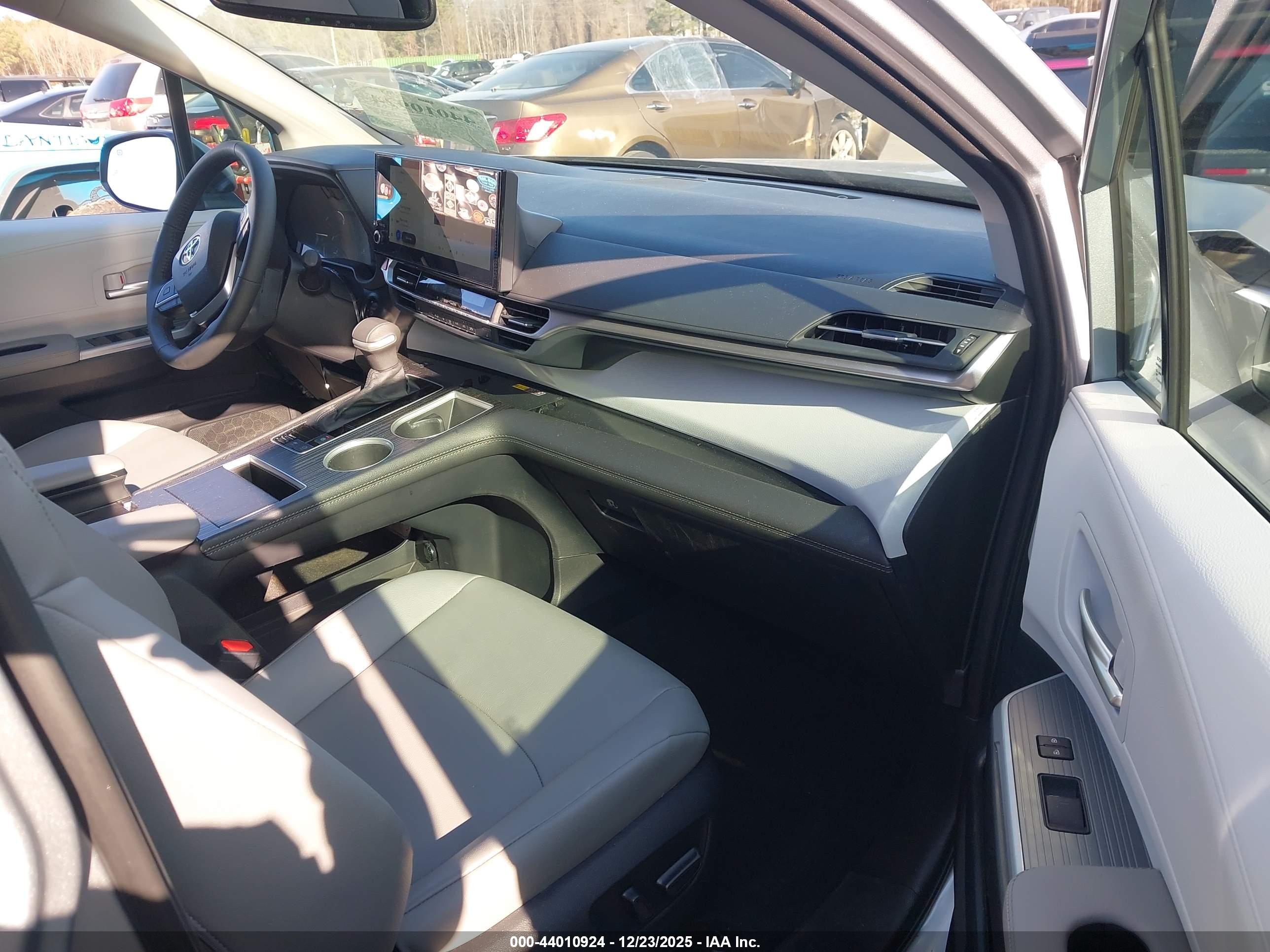 TOYOTA SIENNA image 5