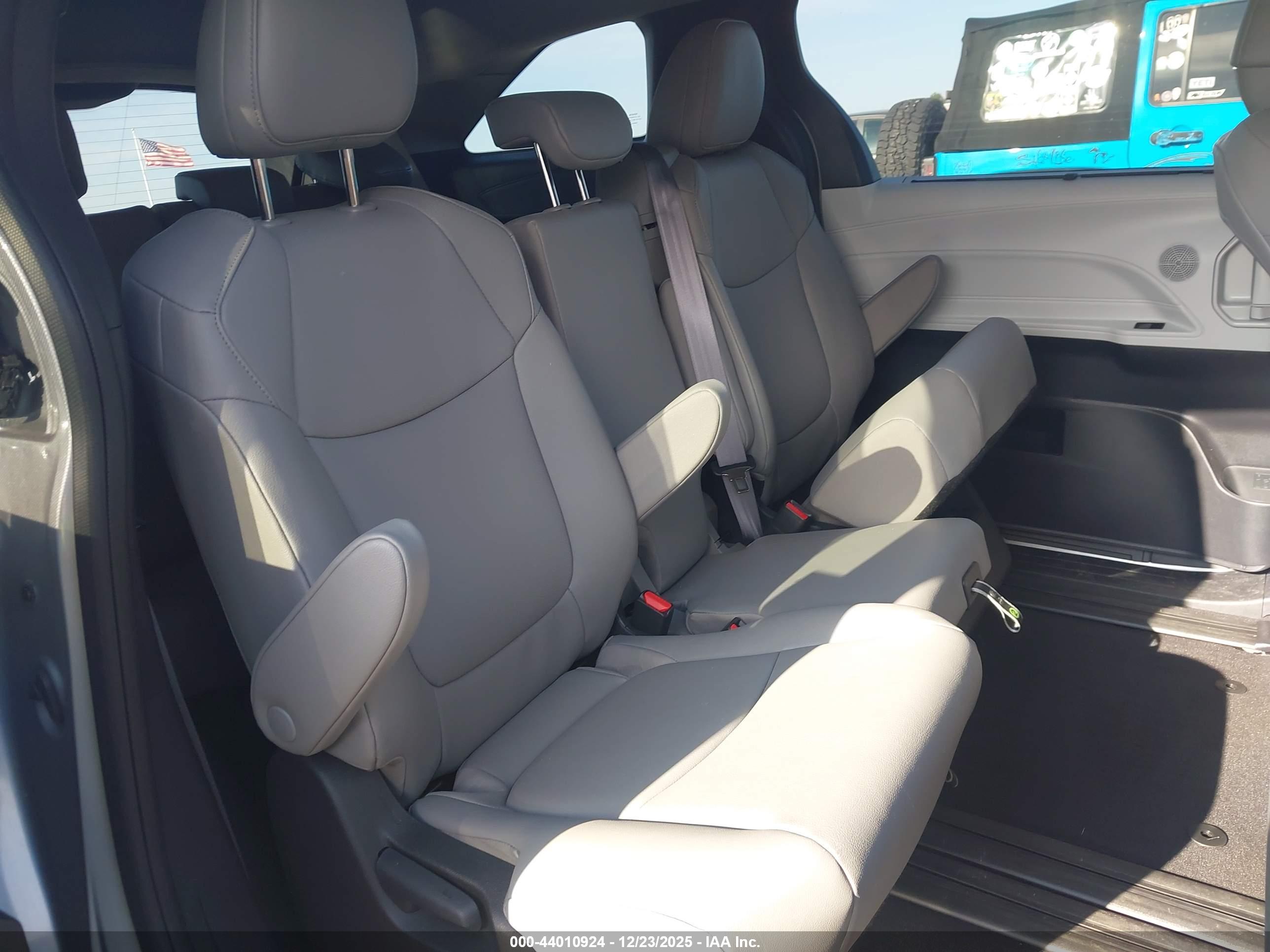 TOYOTA SIENNA image 8