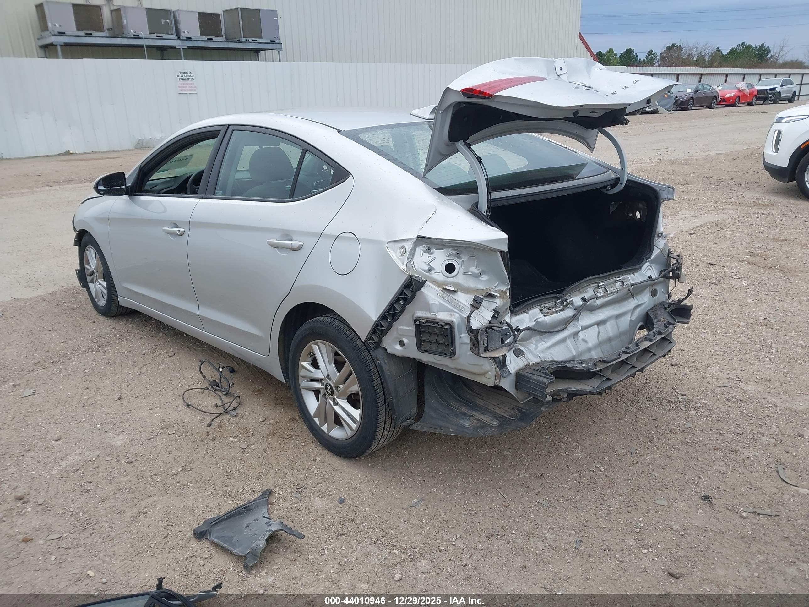 HYUNDAI ELANTRA image 3