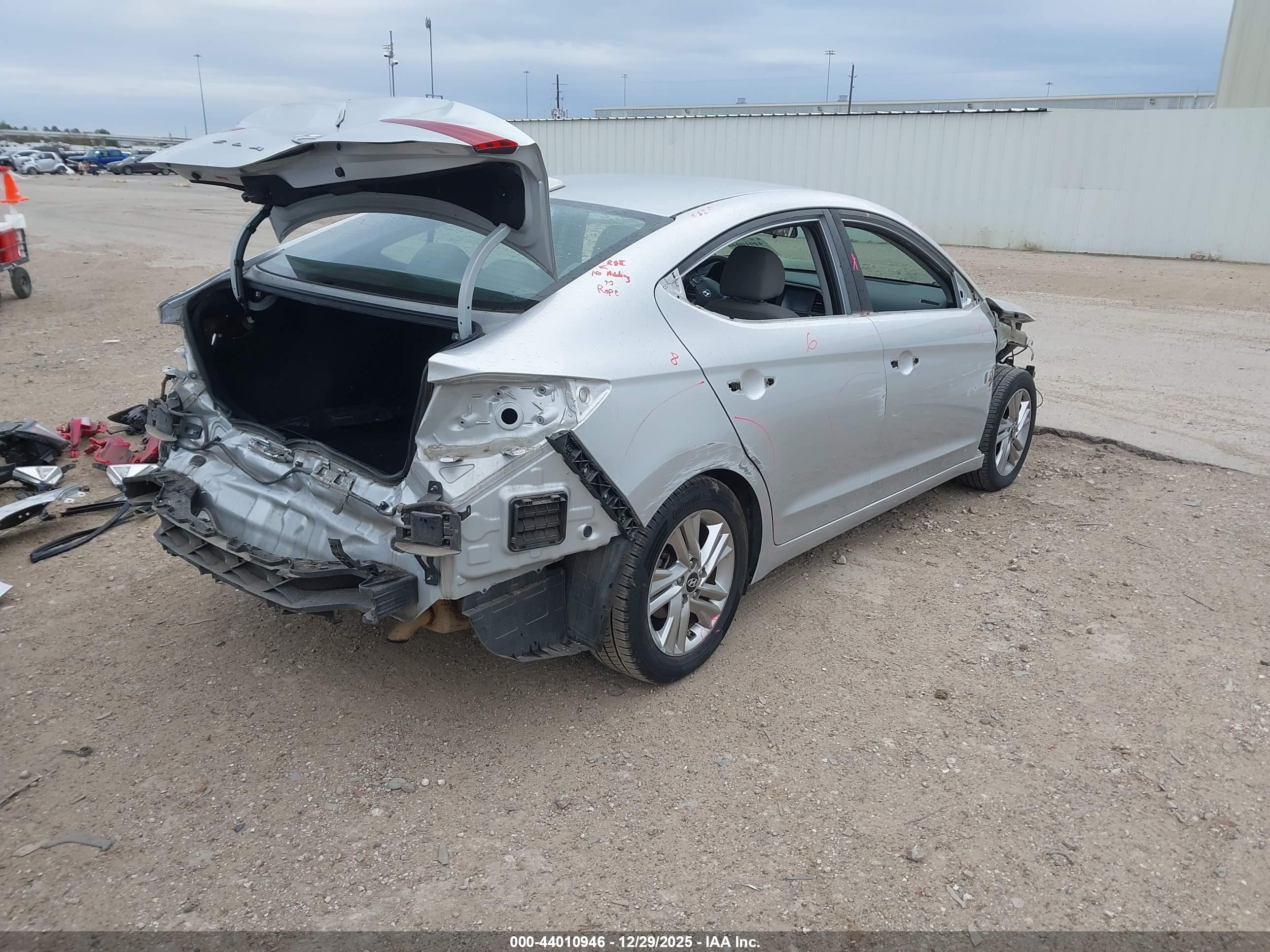 HYUNDAI ELANTRA image 4