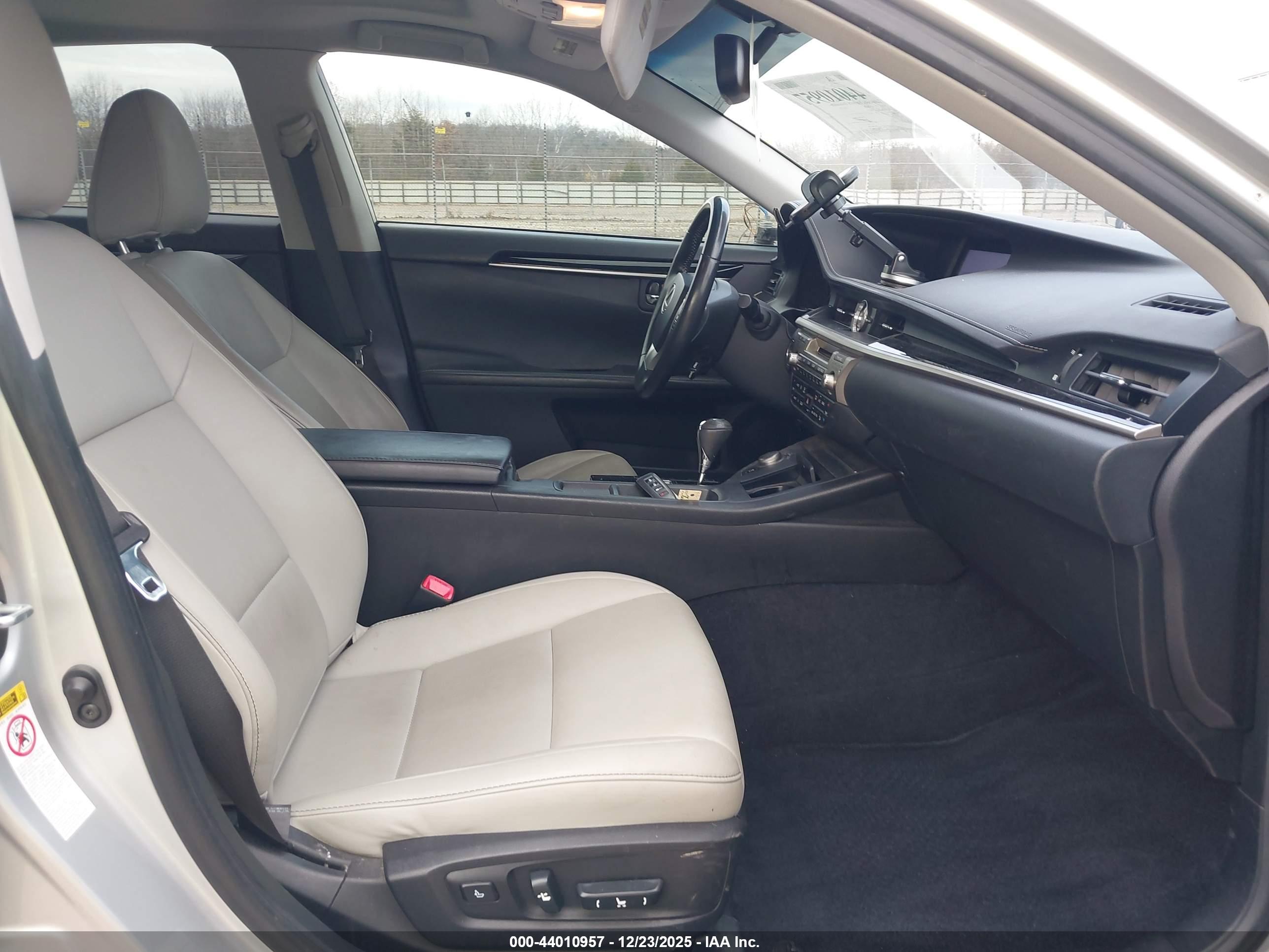 LEXUS ES image 5