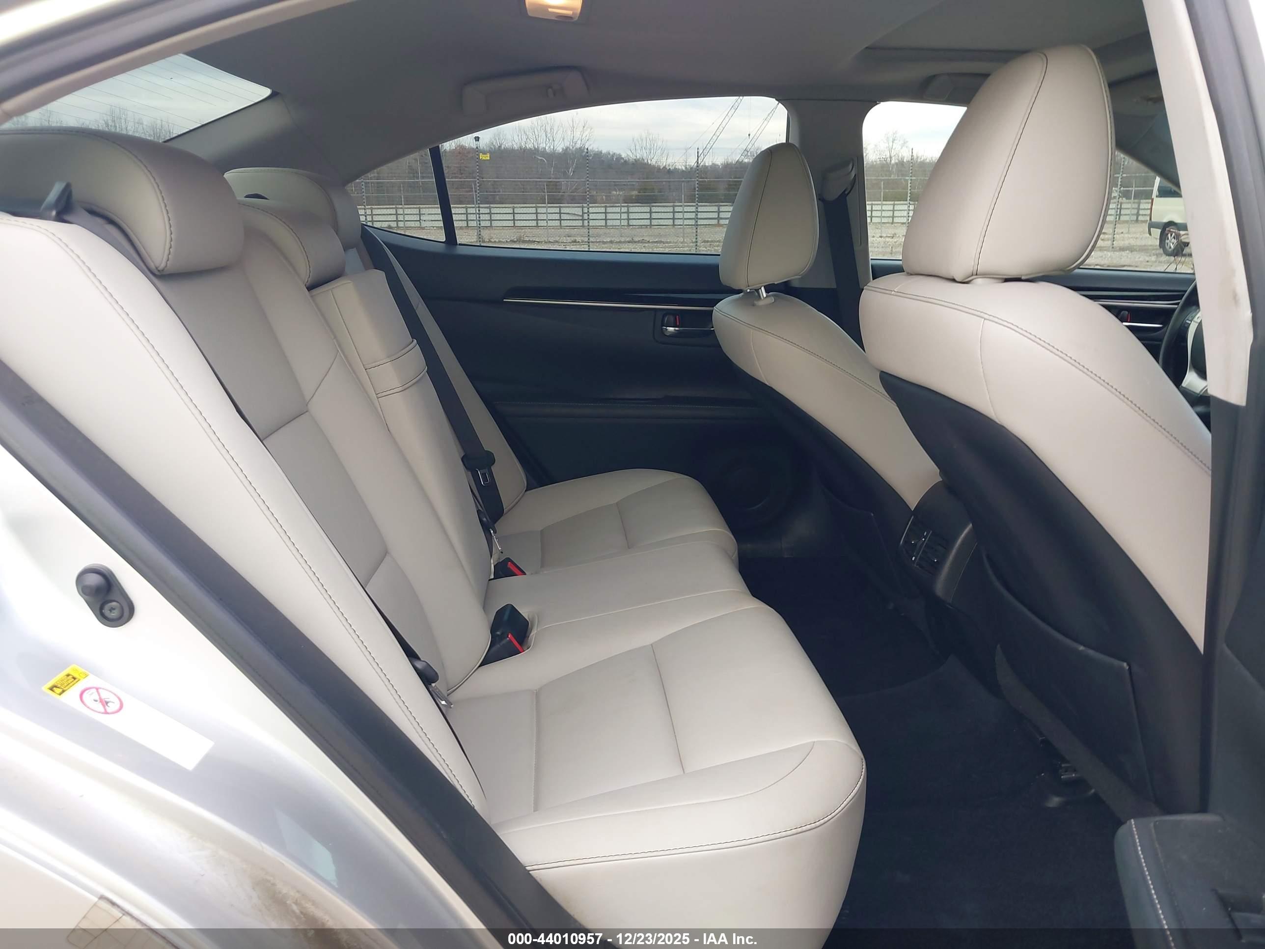 LEXUS ES image 8