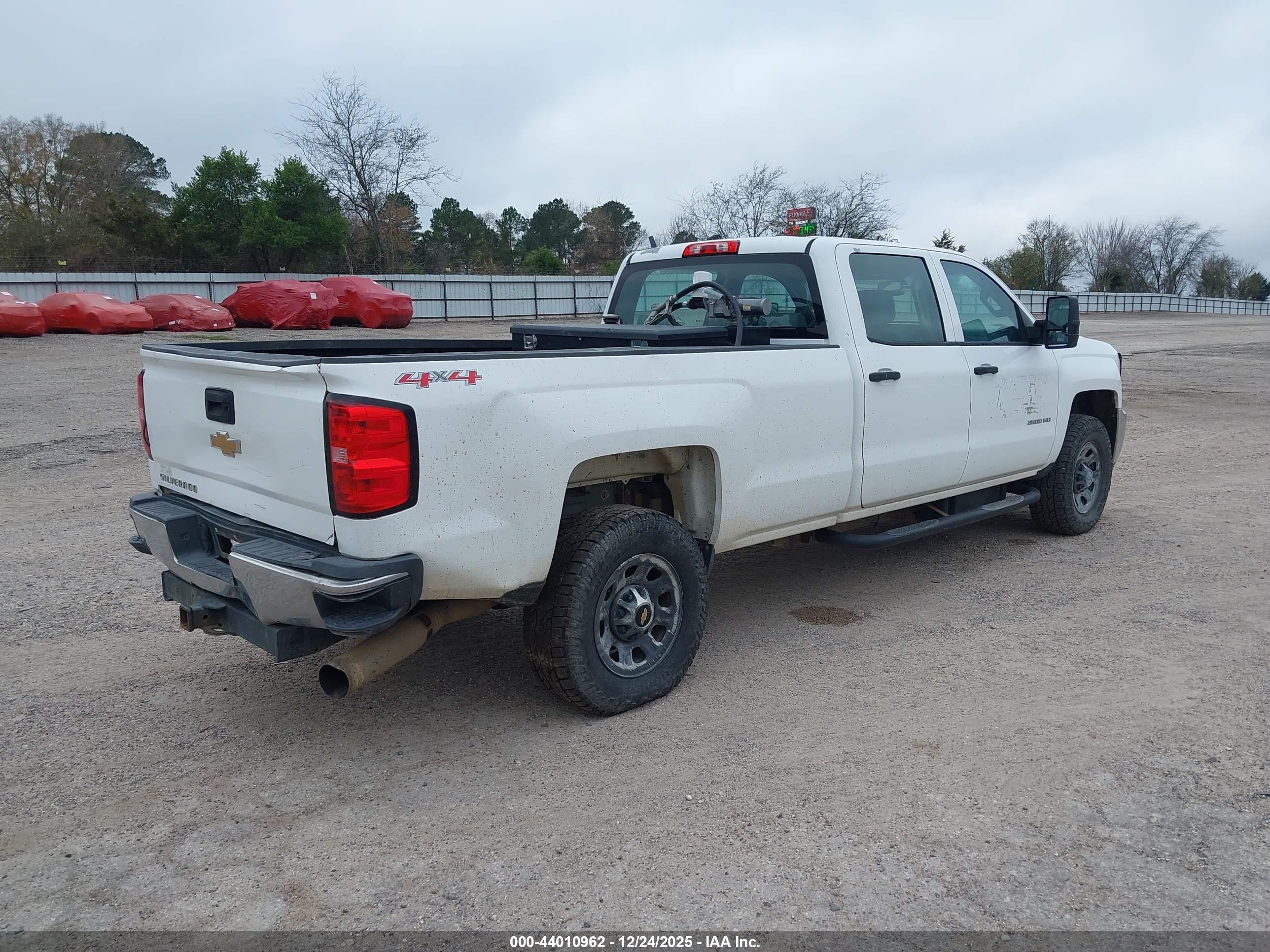CHEVROLET SILVERADO image 4