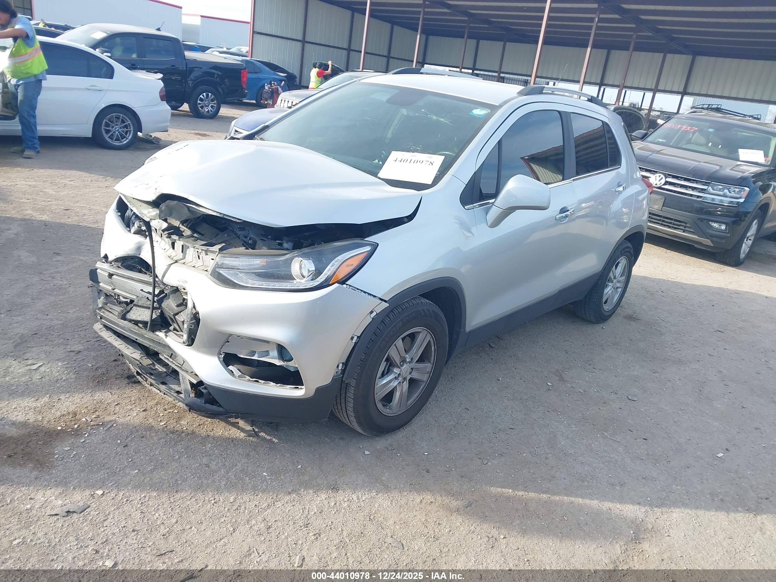 CHEVROLET TRAX image 2