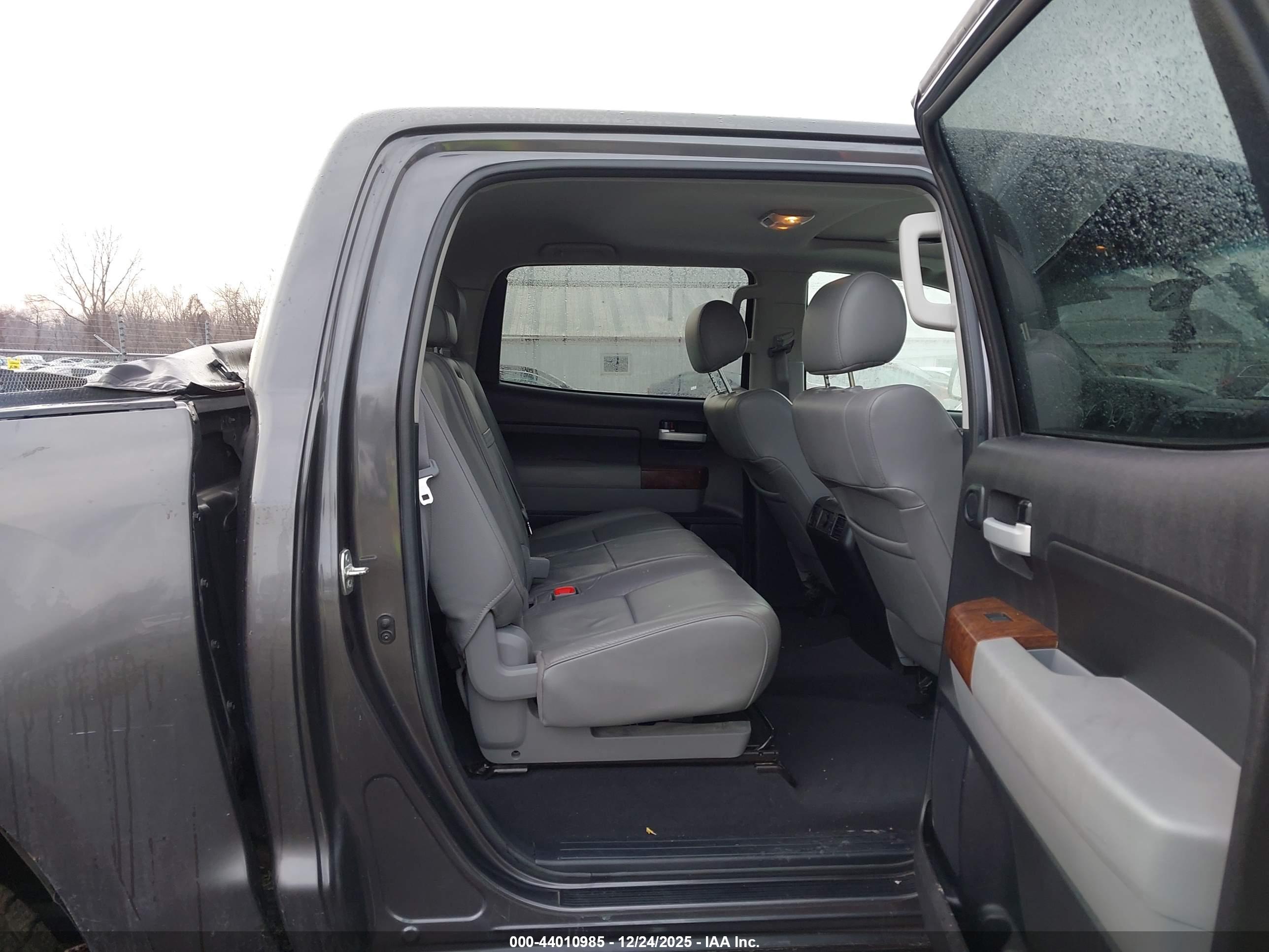 TOYOTA TUNDRA image 8