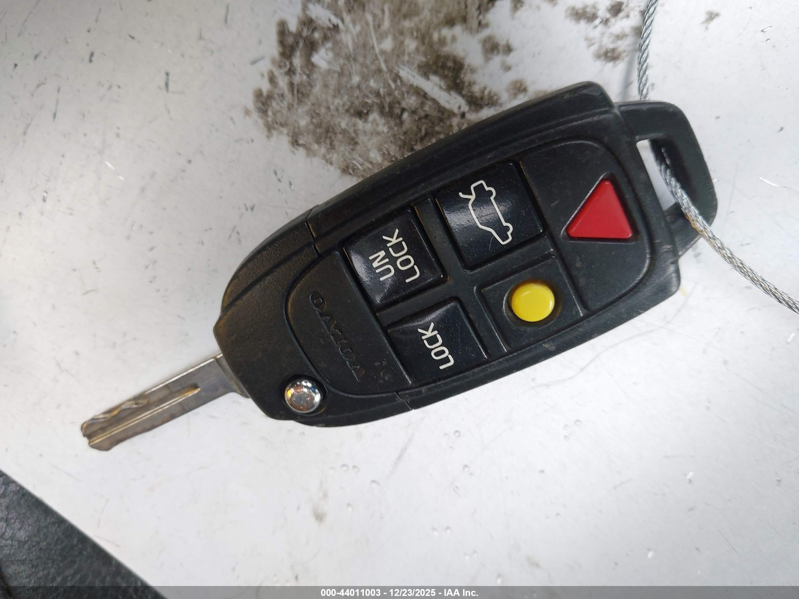 VOLVO XC70 image 11