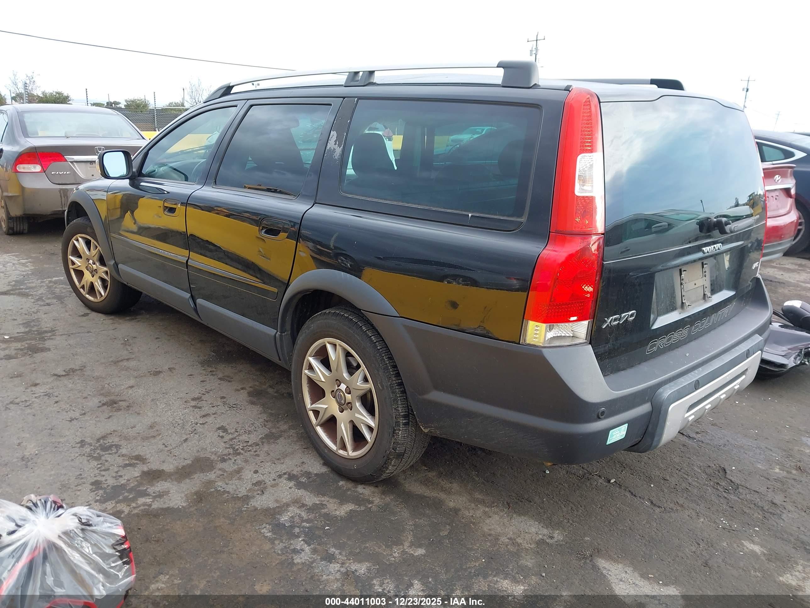 VOLVO XC70 image 3