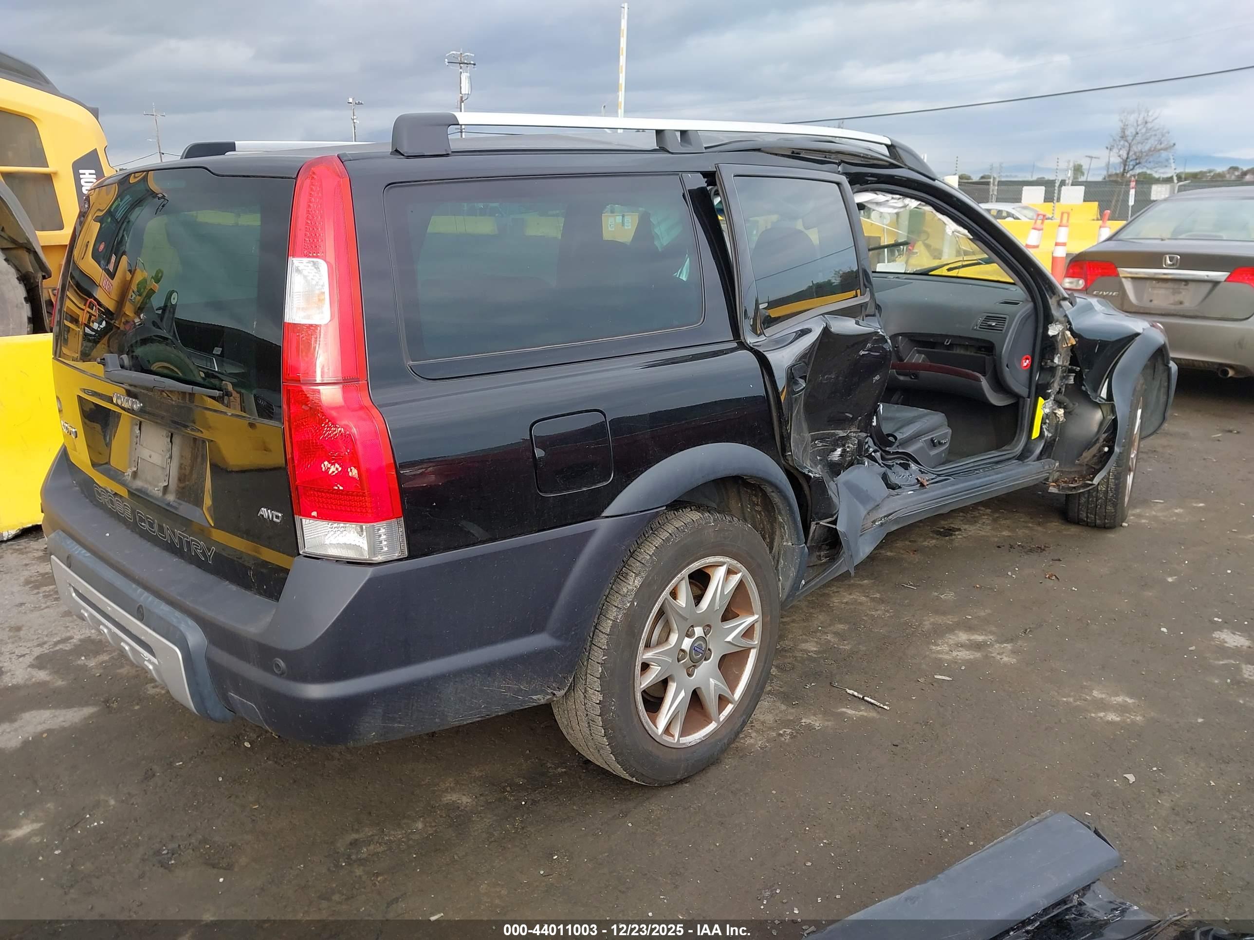 VOLVO XC70 image 4