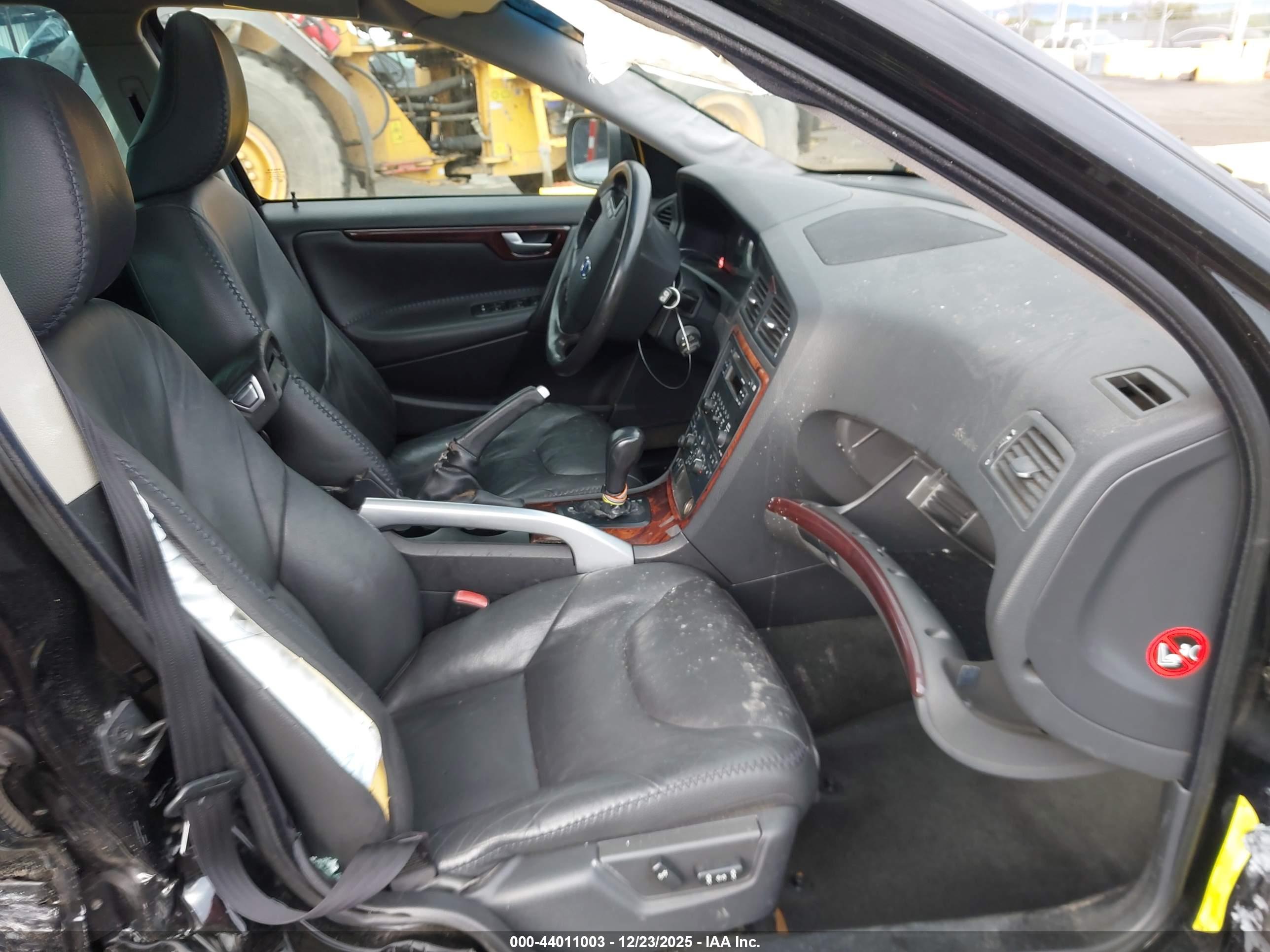 VOLVO XC70 image 5