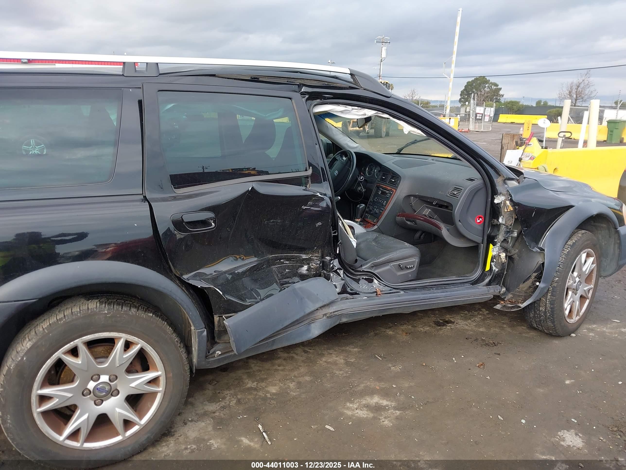 VOLVO XC70 image 6