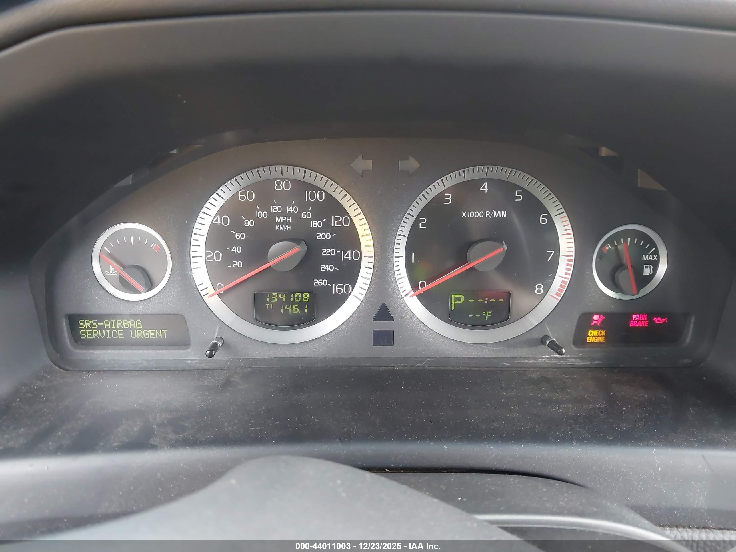 VOLVO XC70 image 7