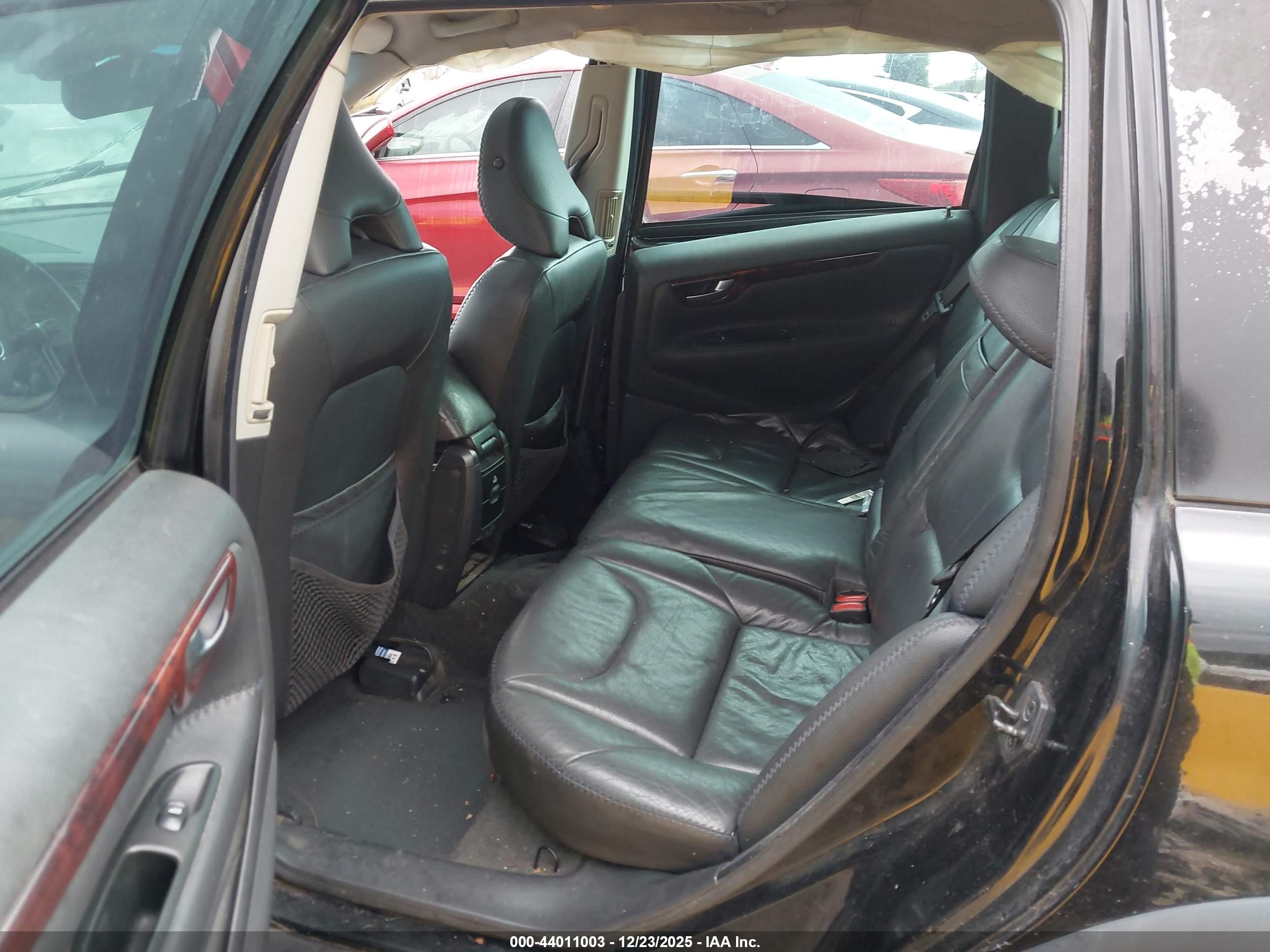 VOLVO XC70 image 8