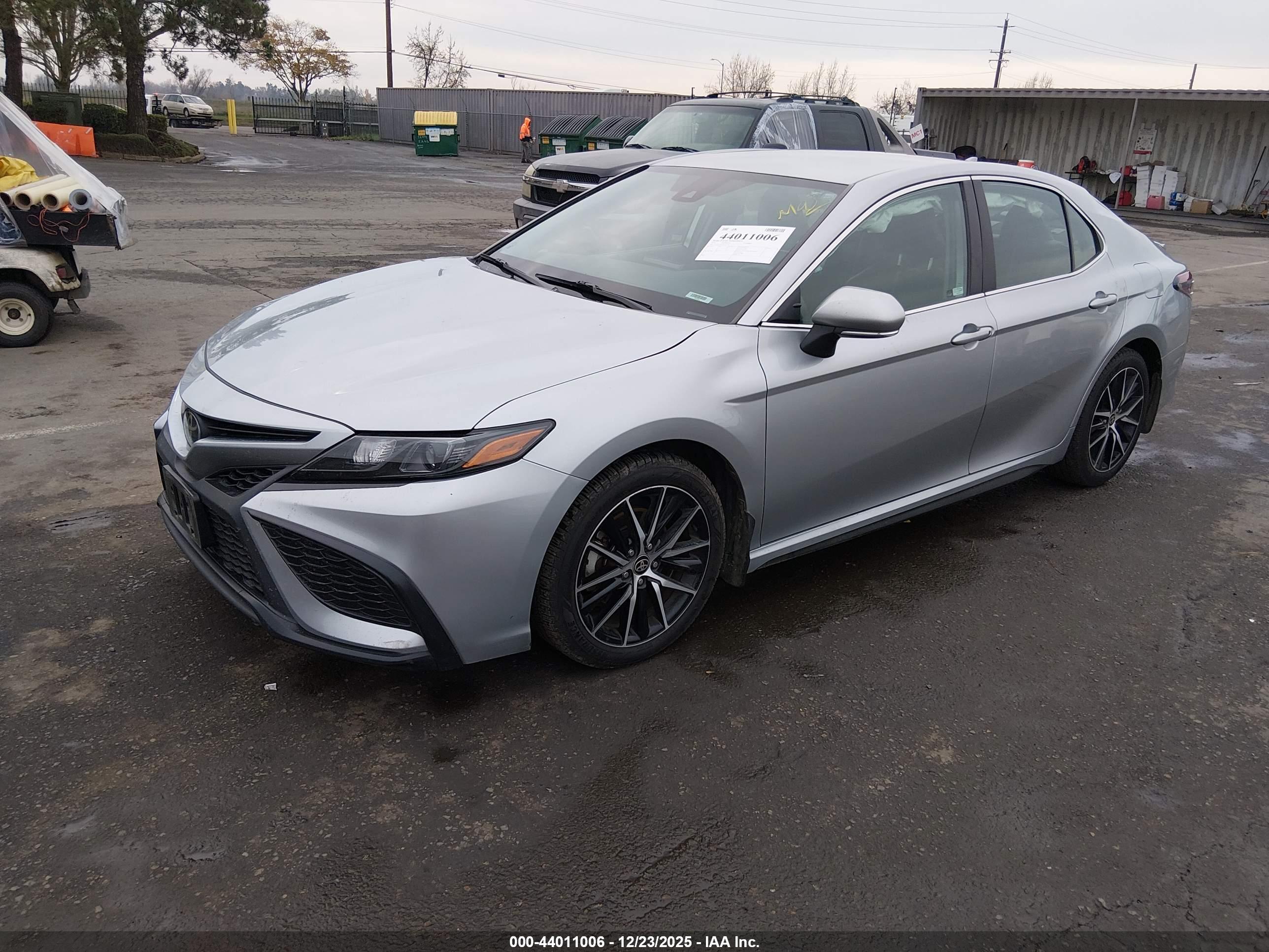 TOYOTA CAMRY image 2