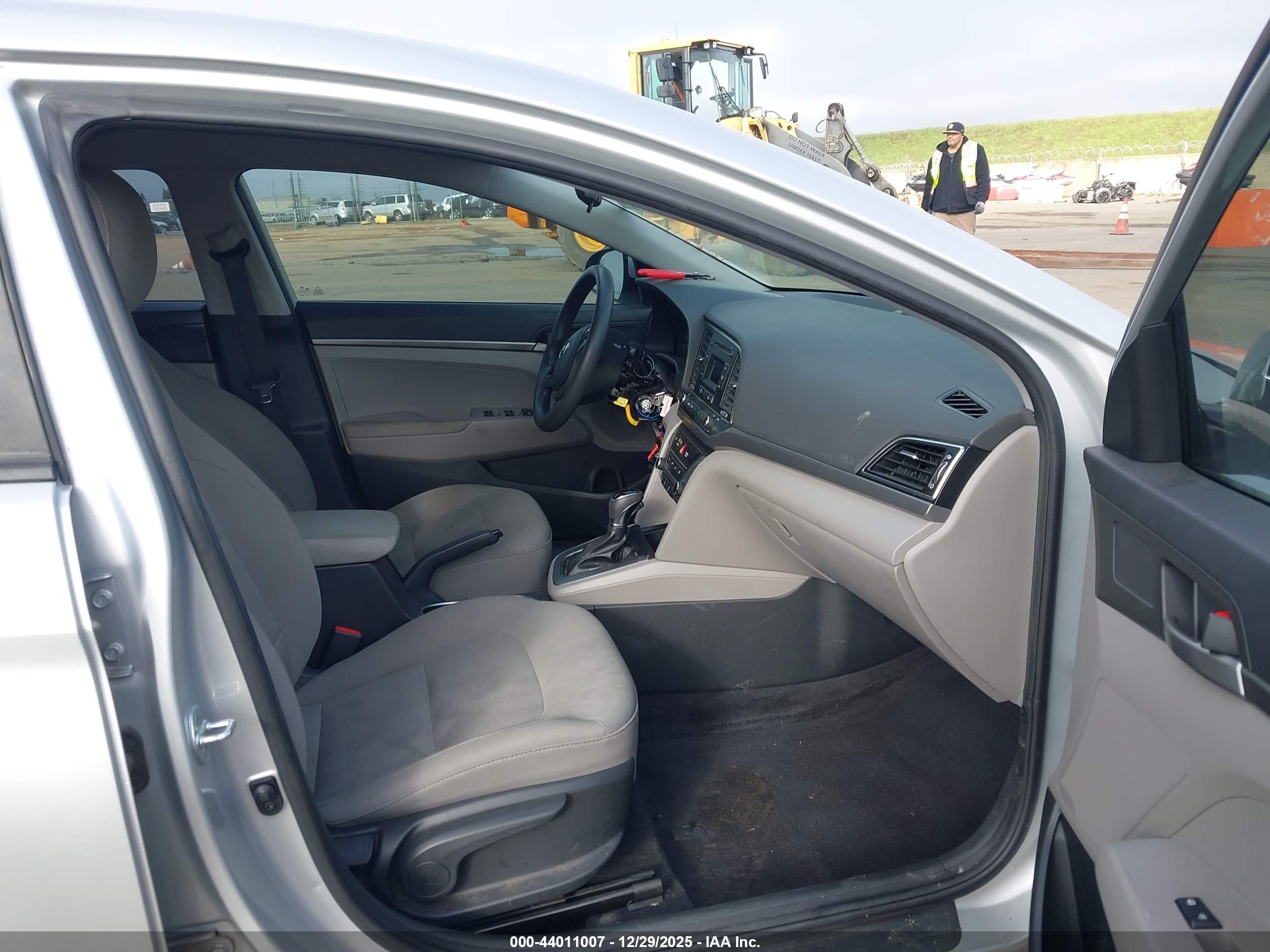 HYUNDAI ELANTRA image 5