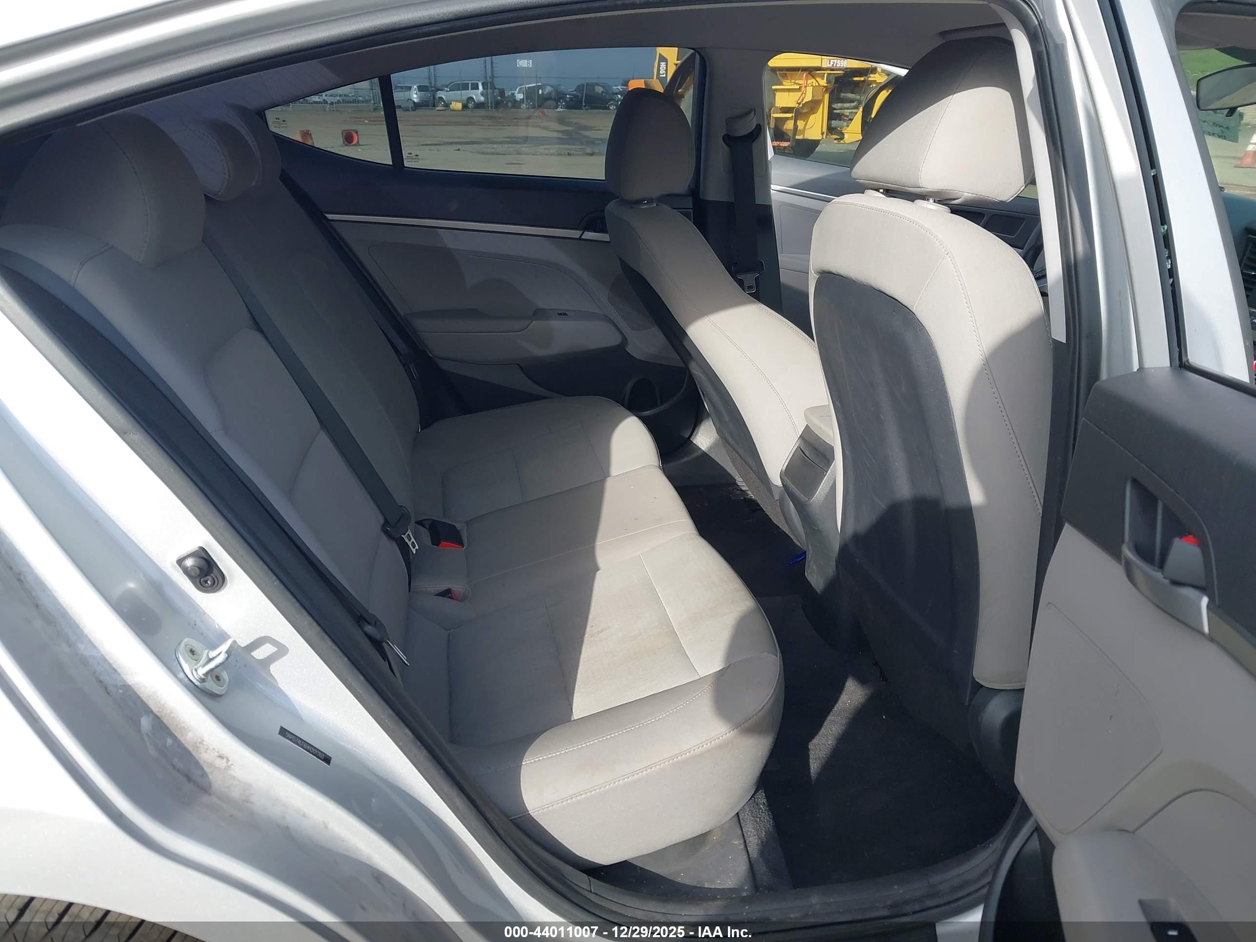 HYUNDAI ELANTRA image 8