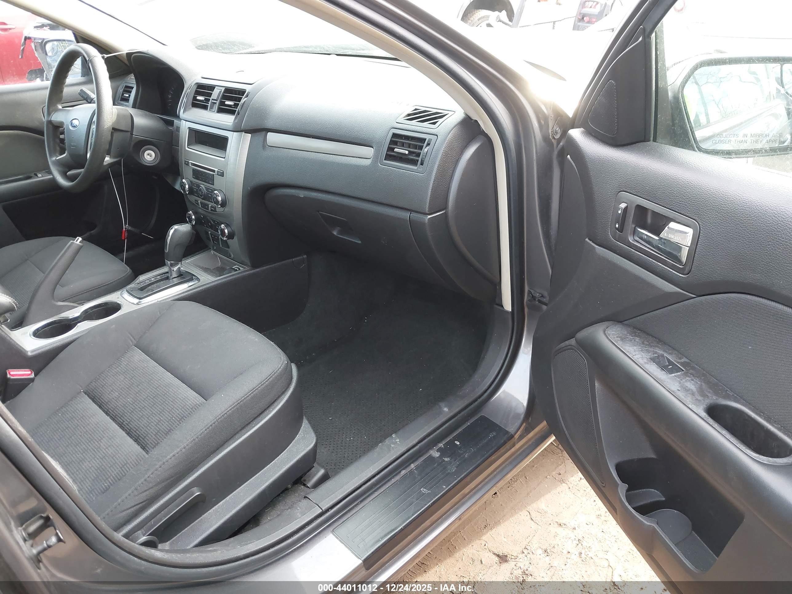 FORD FUSION image 5