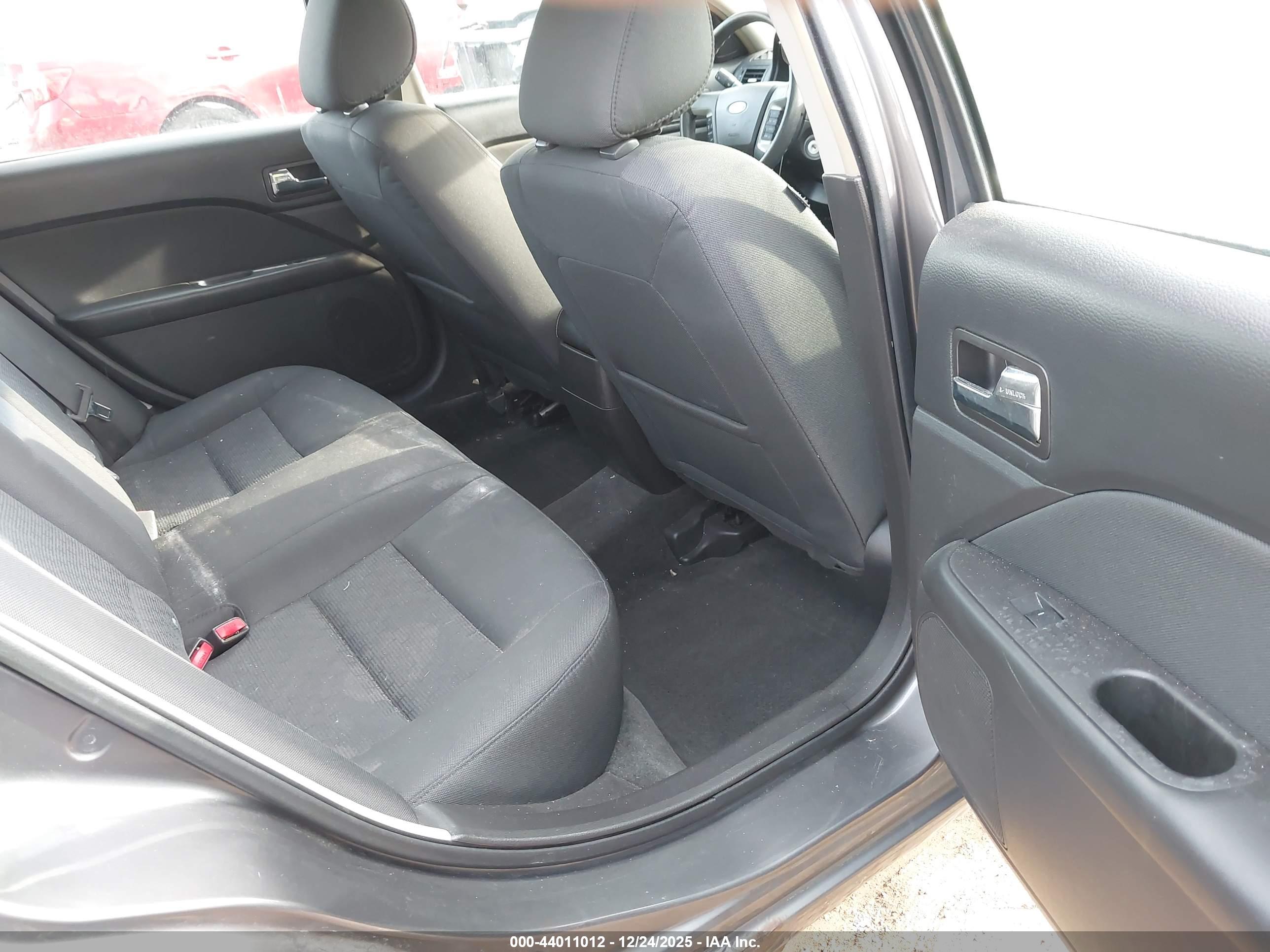 FORD FUSION image 8