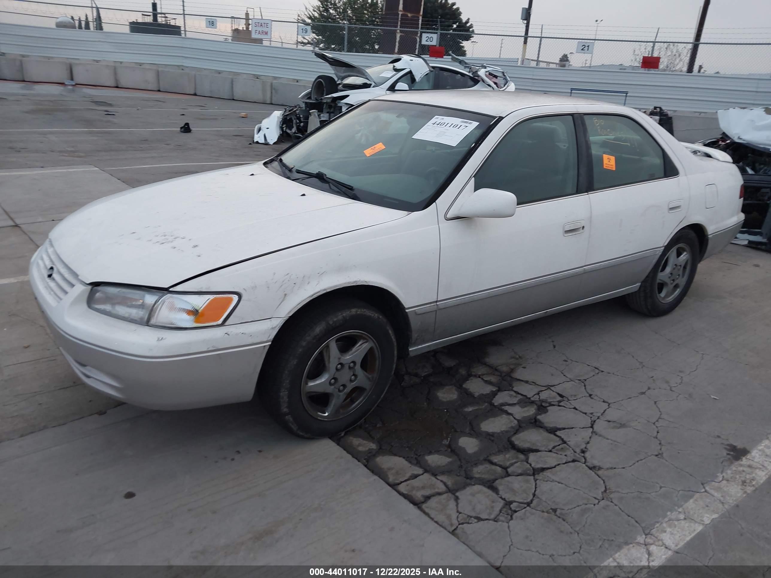 TOYOTA CAMRY image 2