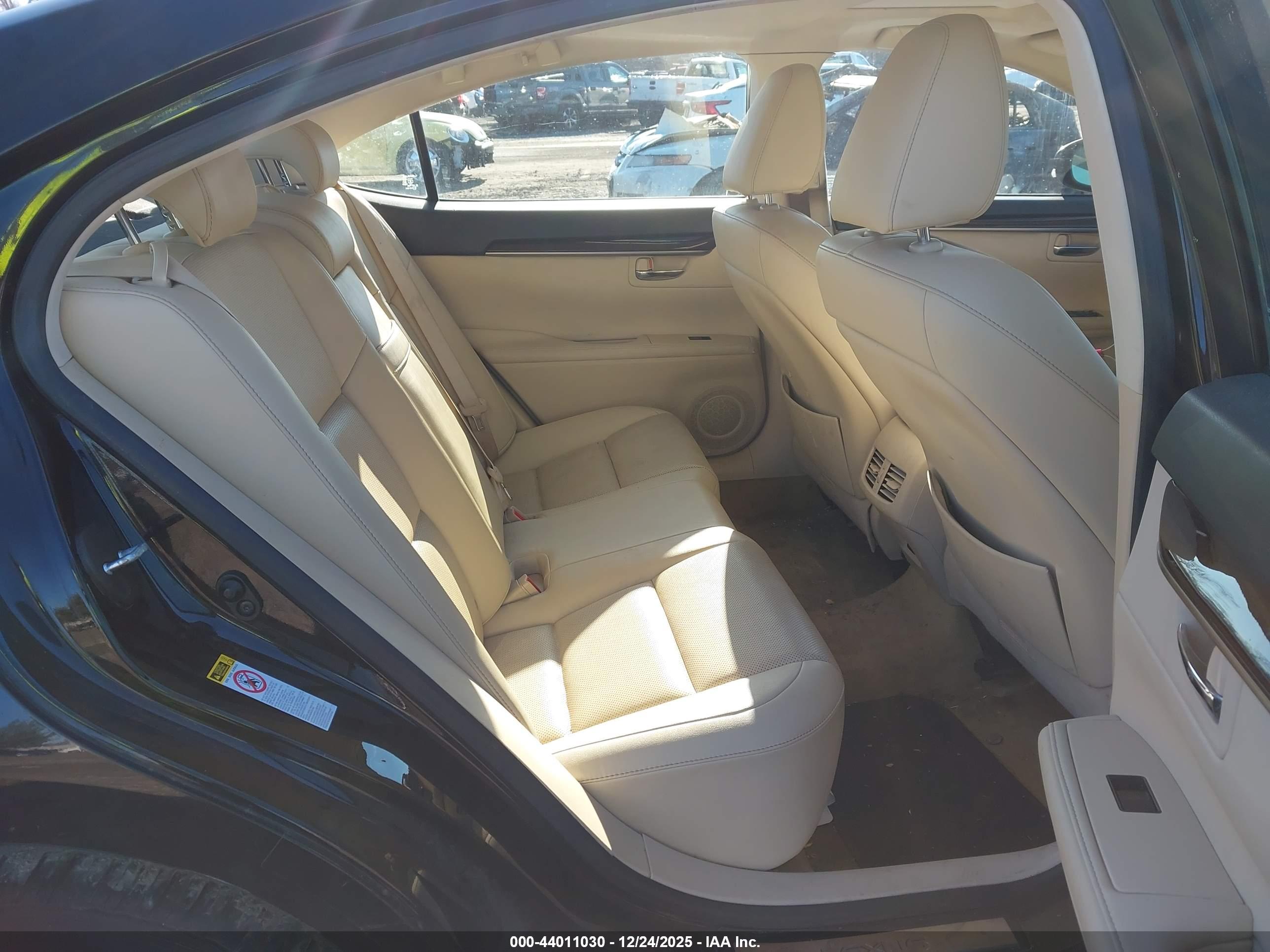LEXUS ES image 8