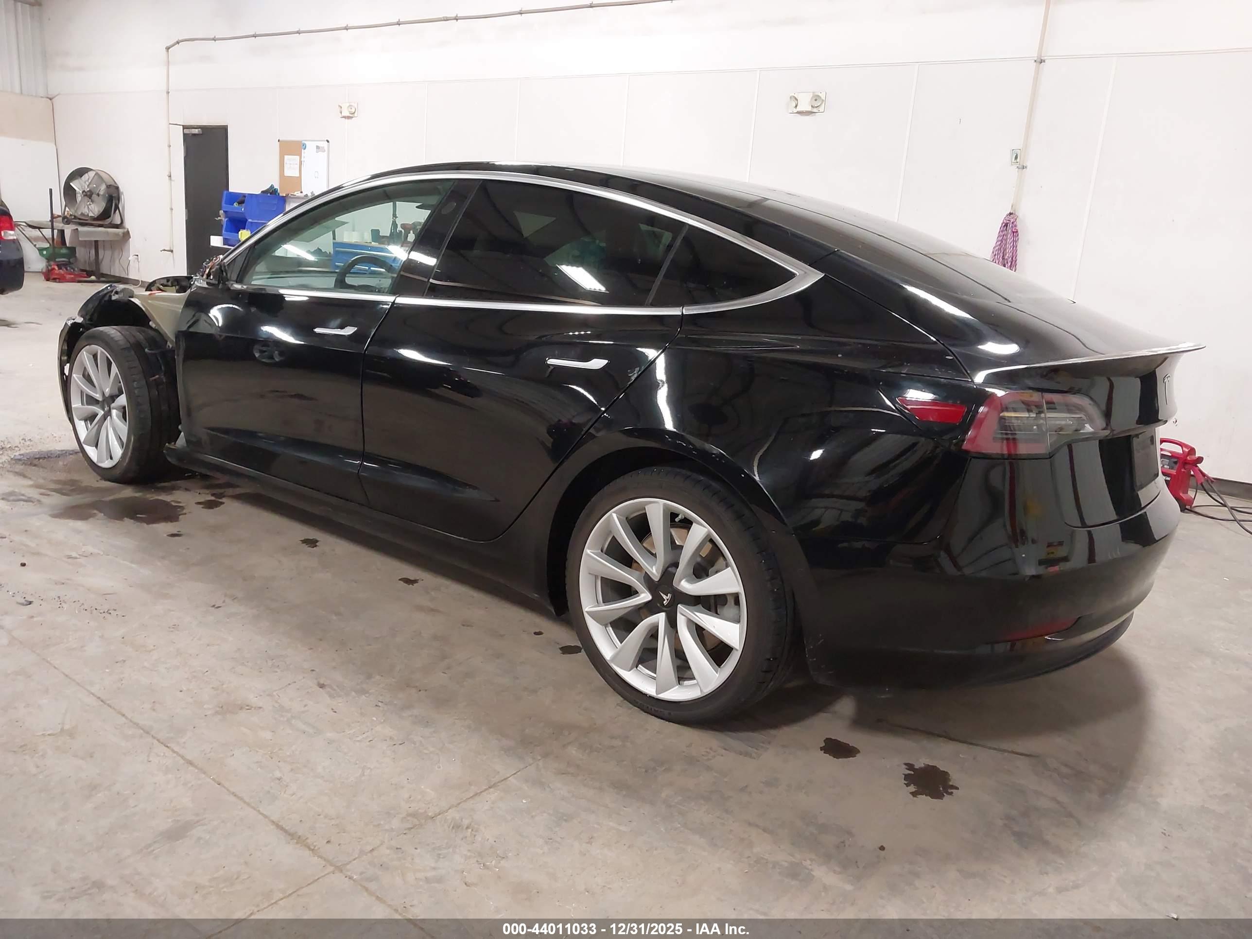 TESLA MODEL image 3