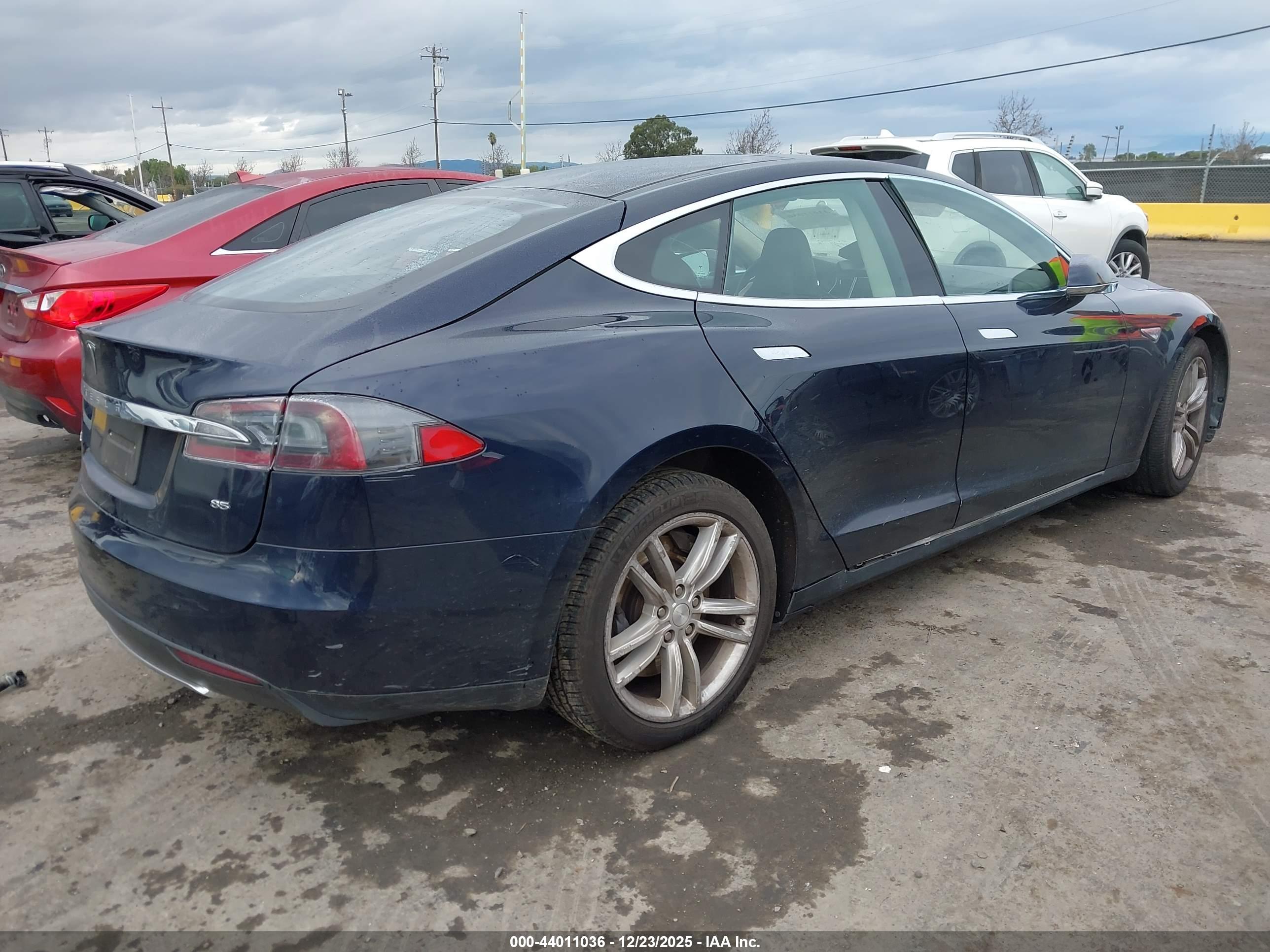 TESLA MODEL image 4