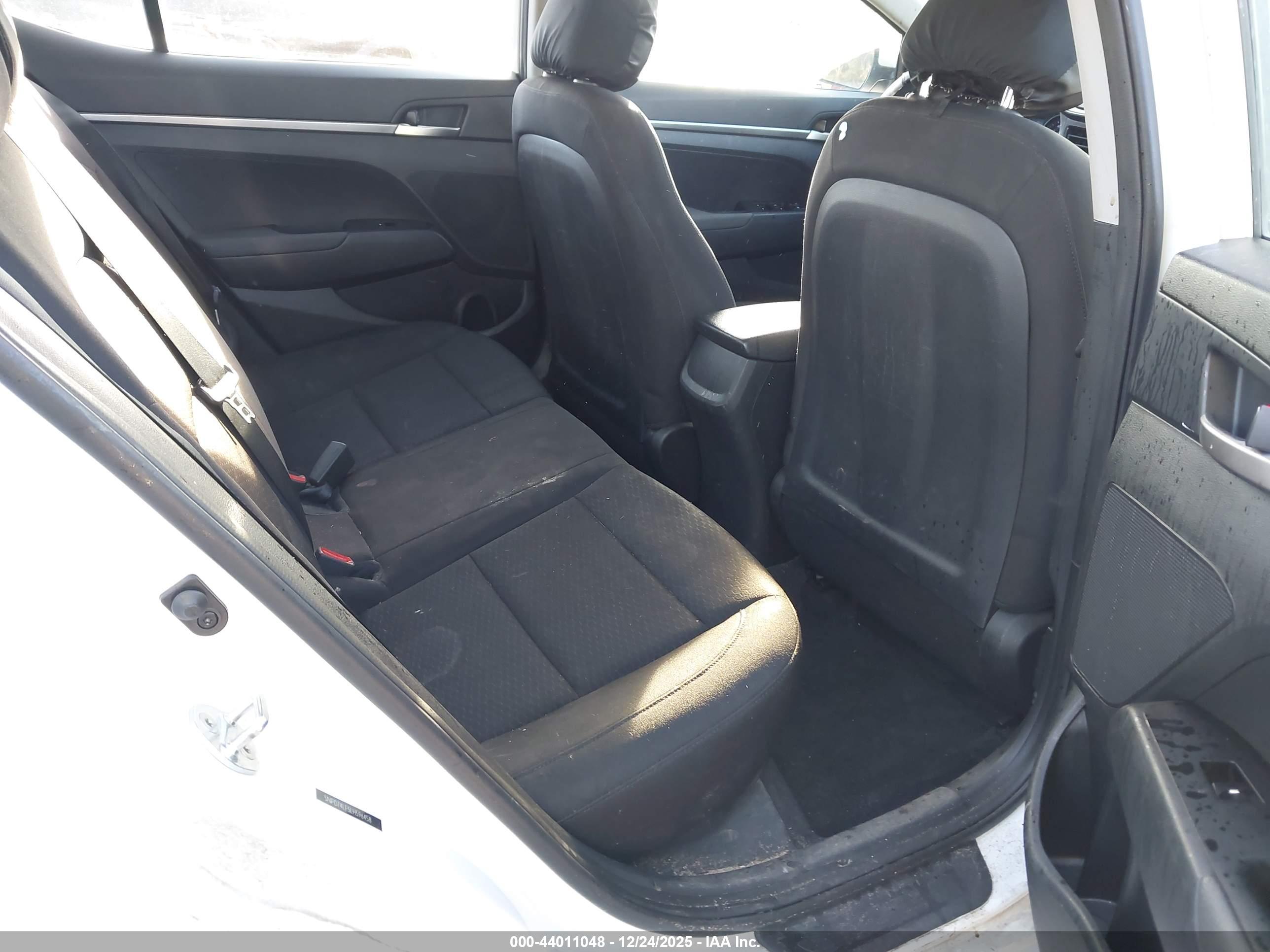 HYUNDAI ELANTRA image 8