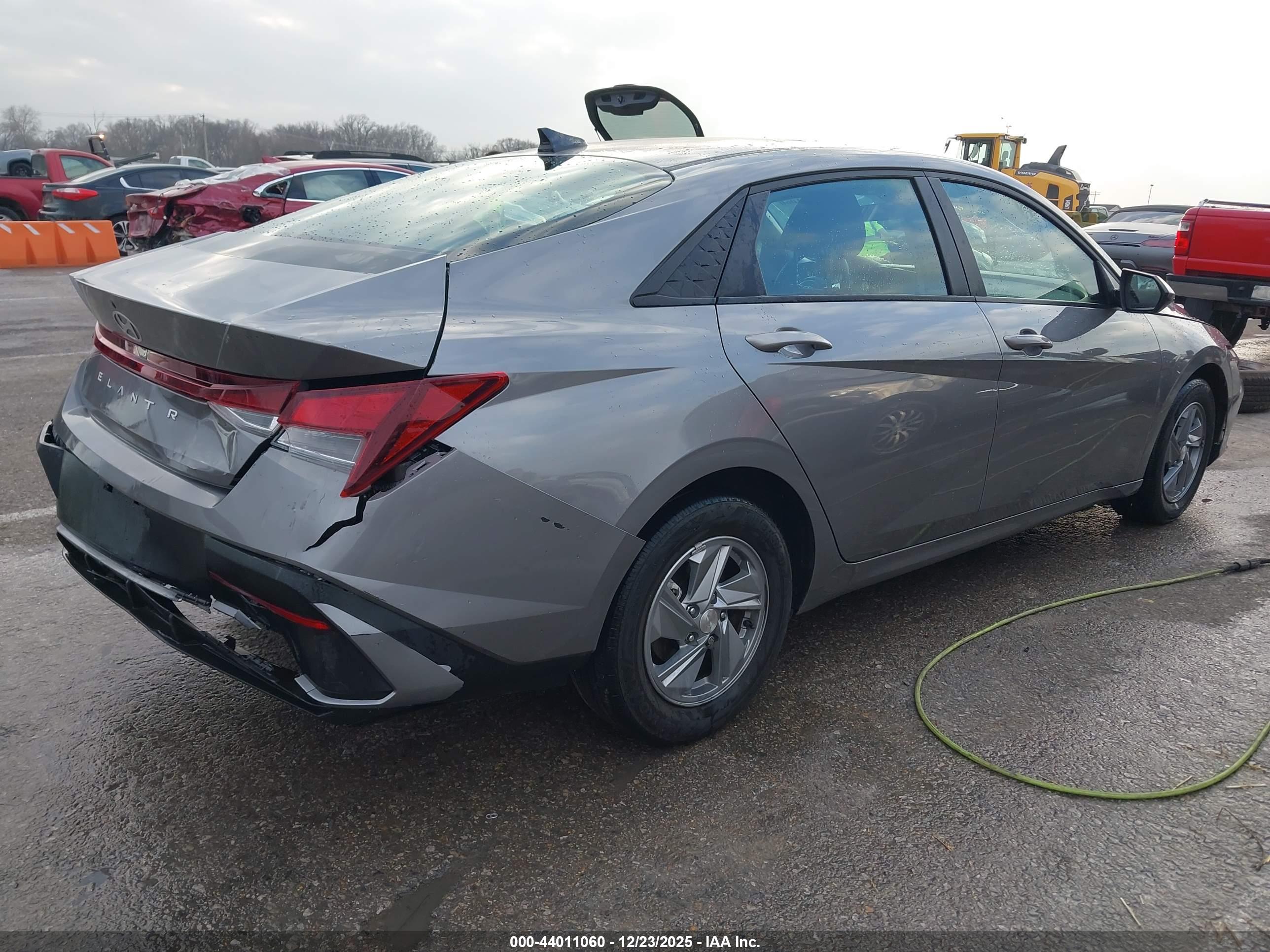 HYUNDAI ELANTRA image 4