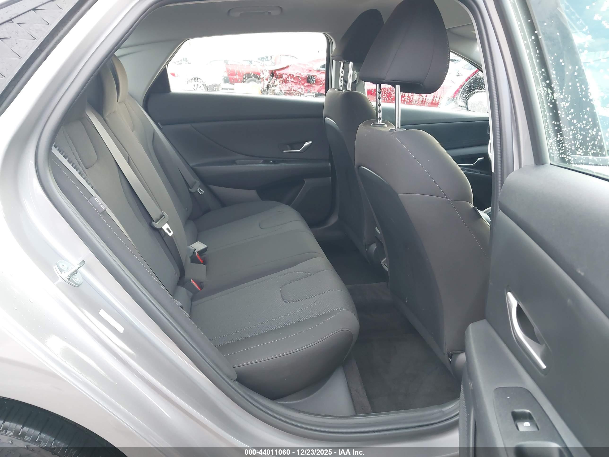 HYUNDAI ELANTRA image 8