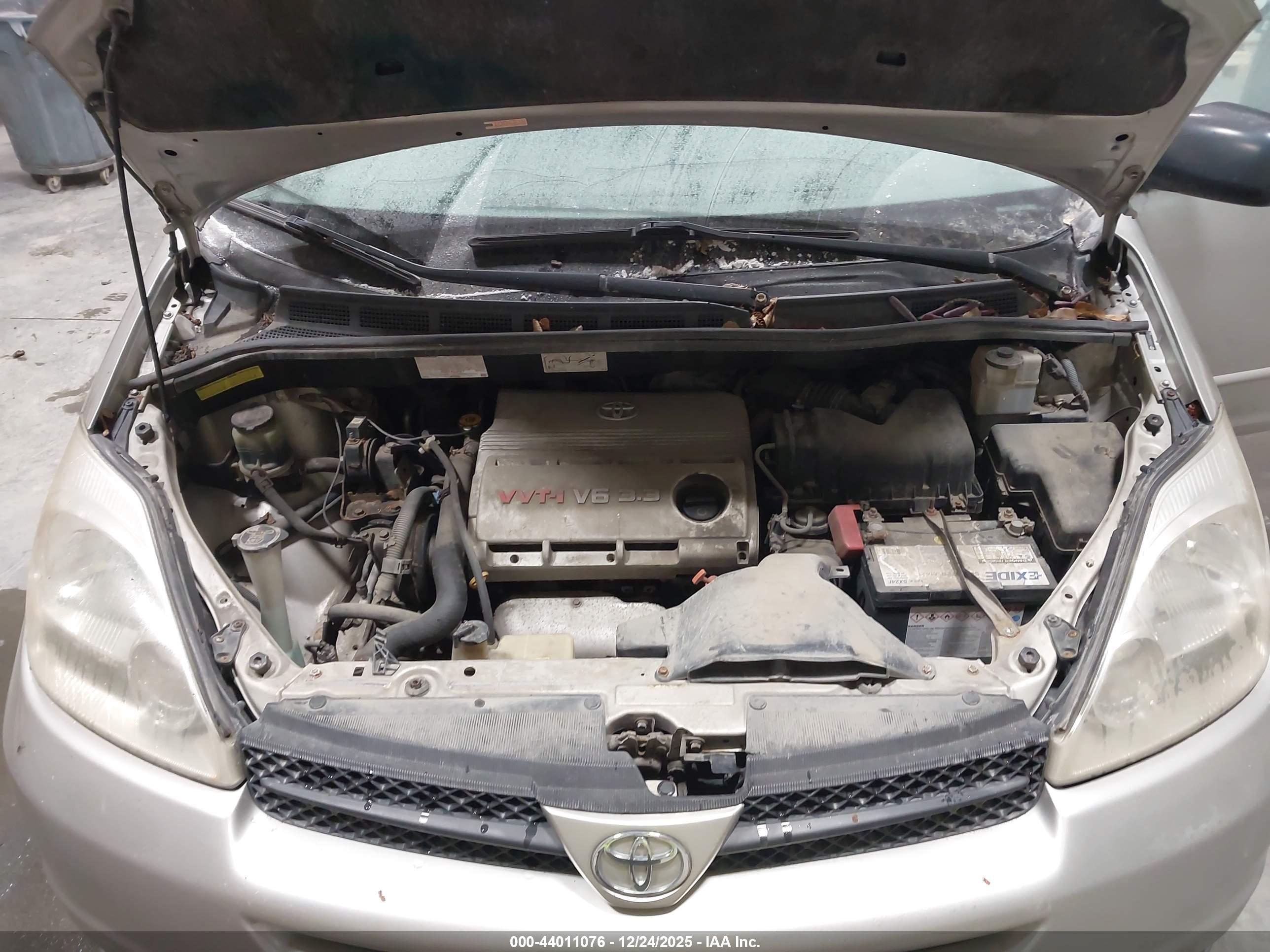 TOYOTA SIENNA image 10