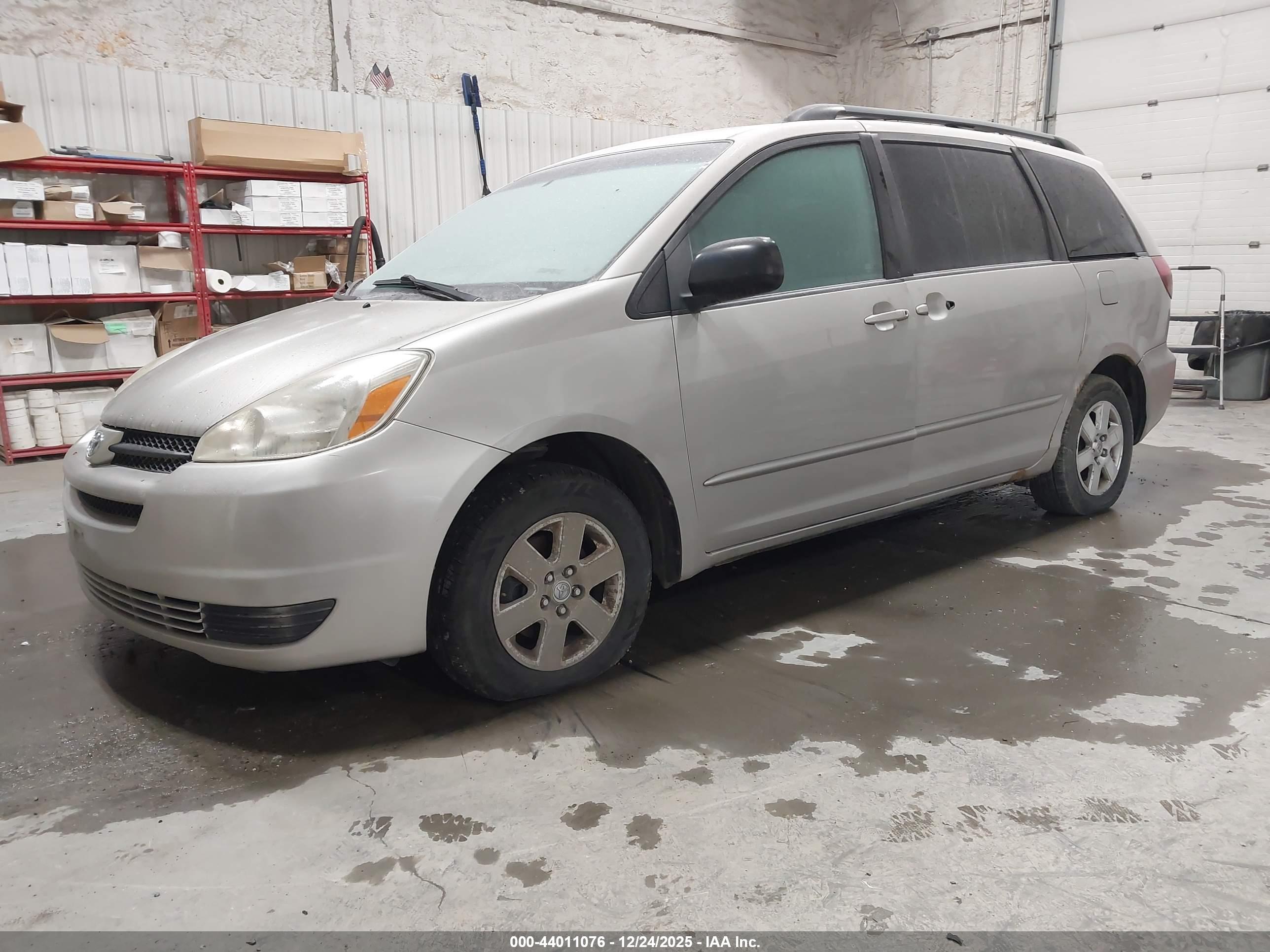 TOYOTA SIENNA image 2