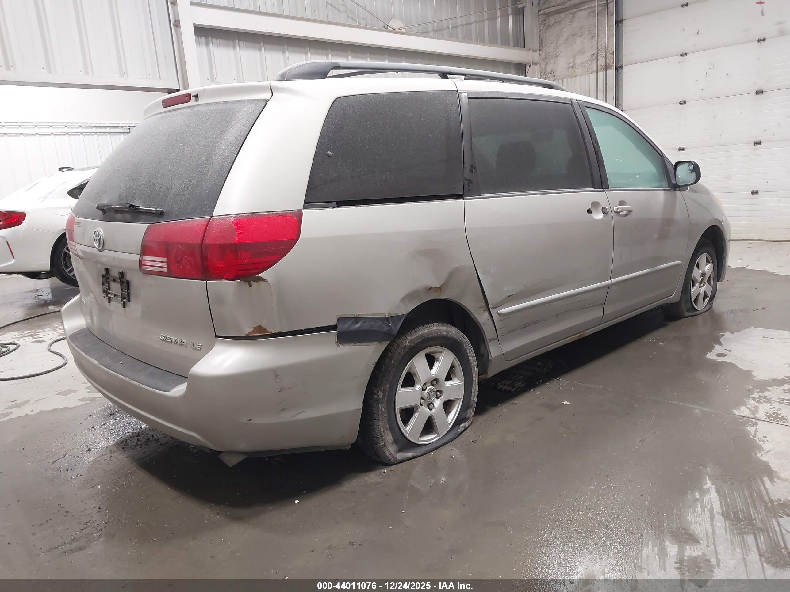 TOYOTA SIENNA image 4