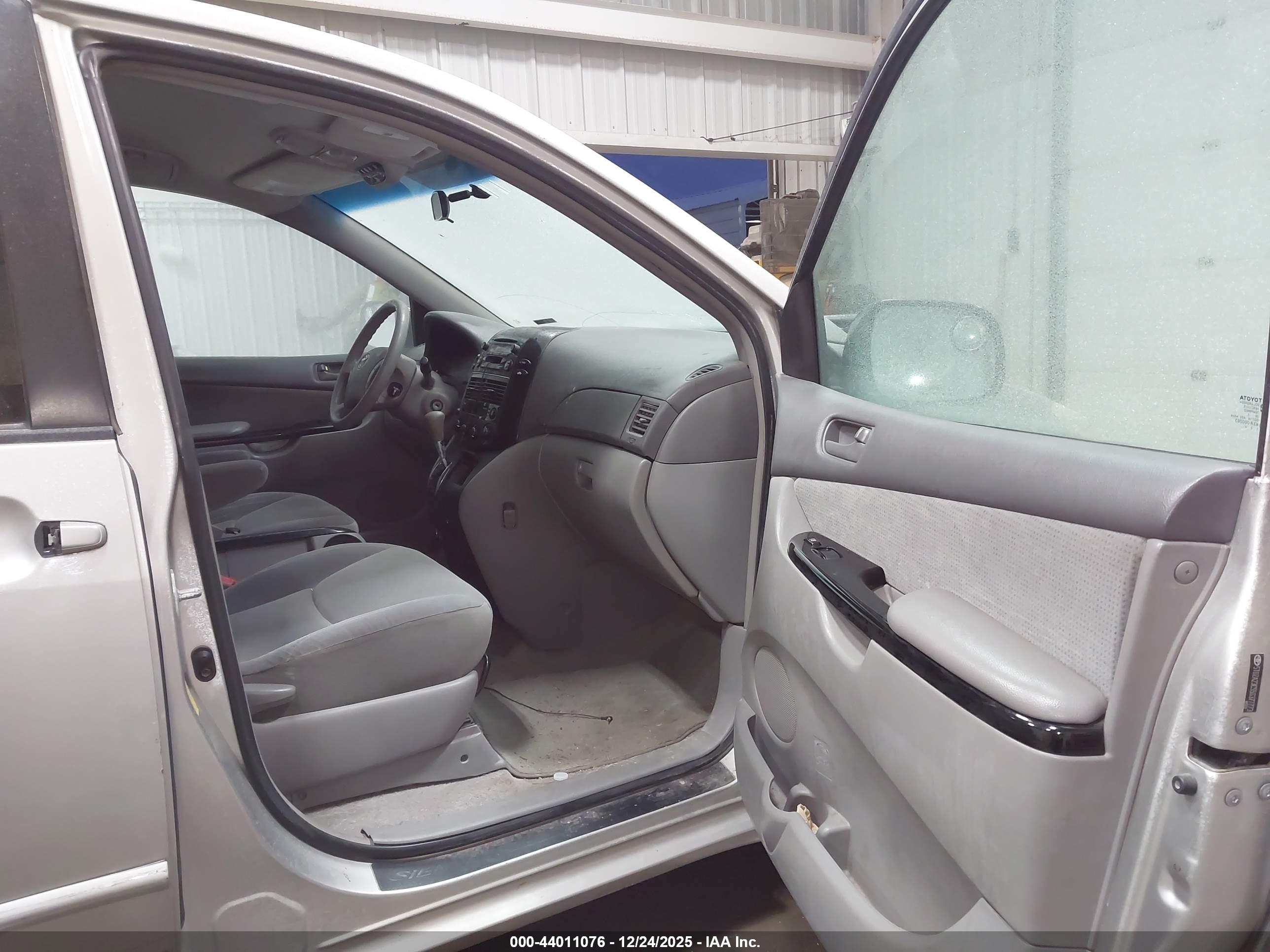 TOYOTA SIENNA image 5